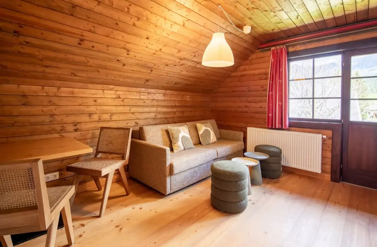 Mirnock-Wohnung mit Sofa, Holzwänden und Fenster