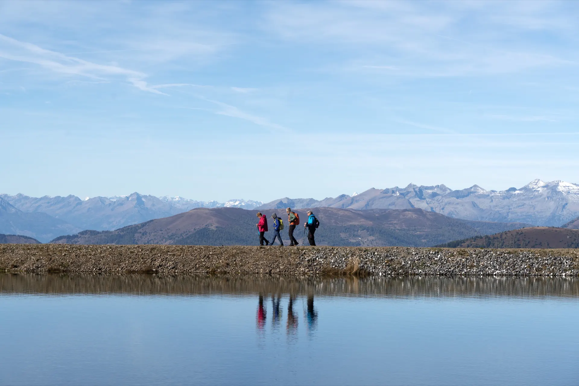 Wanderer am Bergsee