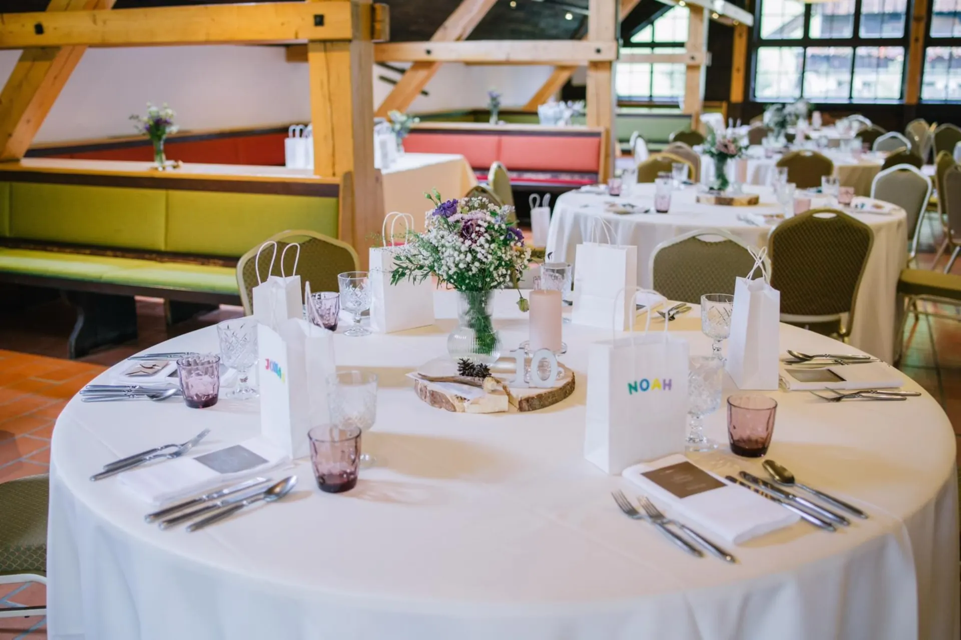 Gedeckter Tisch in der Tenne