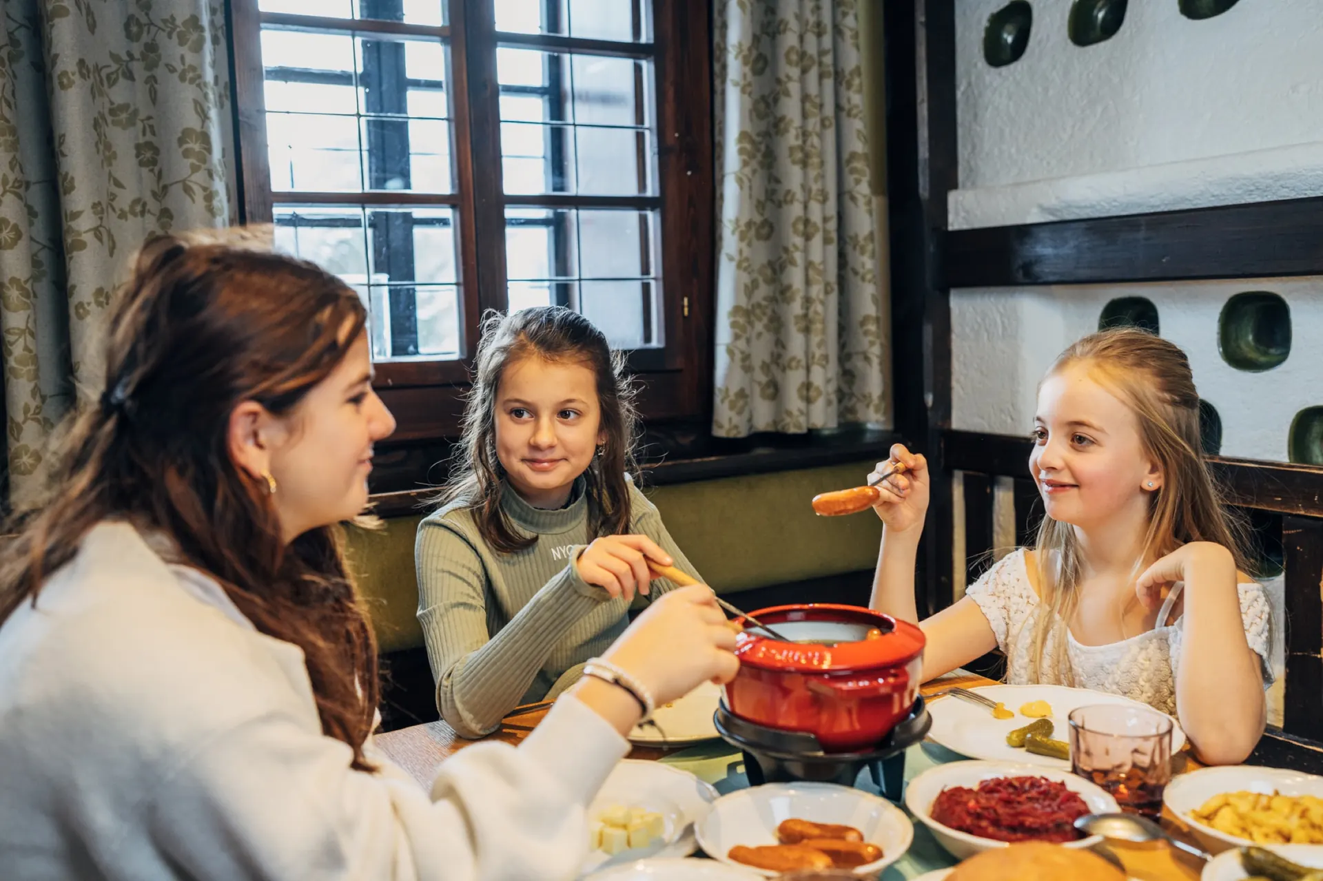 Familie beim Essen am Tisch