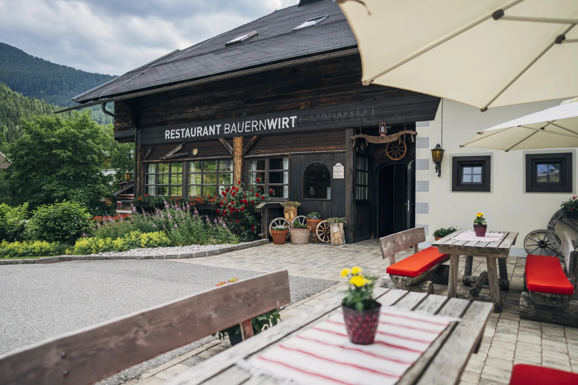 Bauernwirt von außen mit Terrasse