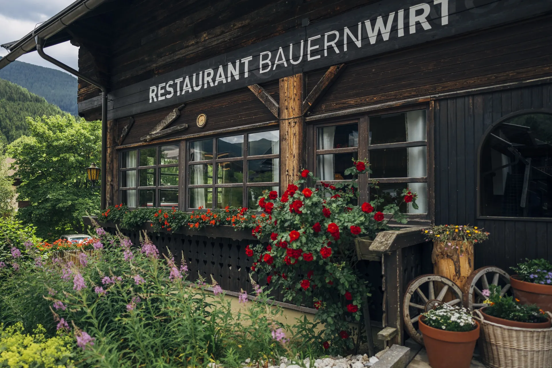 Restaurant Bauernwirt mit Blumen vor dem Holzhaus