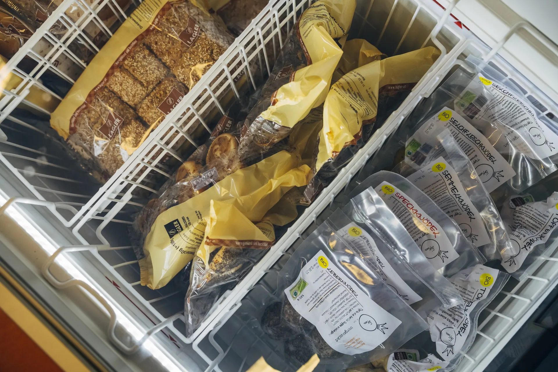 Würste und Speck in der Kühltruhe