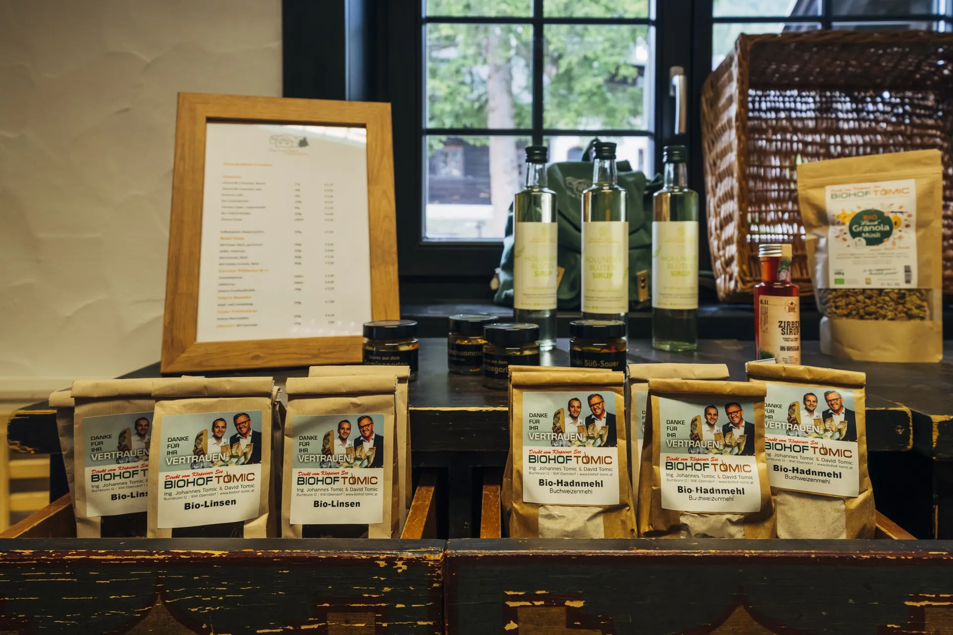 Preistafel und Produkte in der Greisslerei