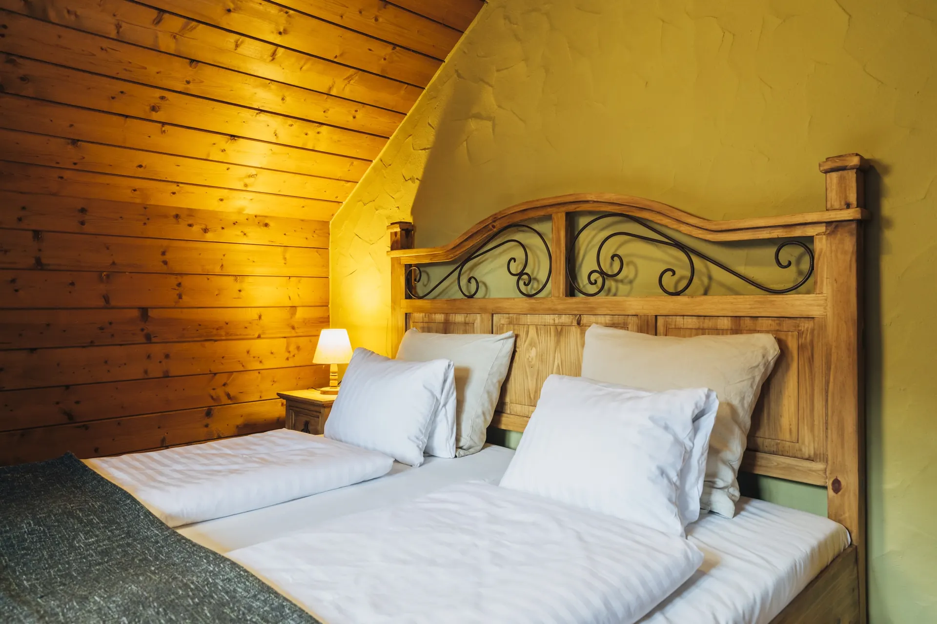 Doppelbett mit geschmiedetem Kopfteil in der Kolmnock-Wohnung