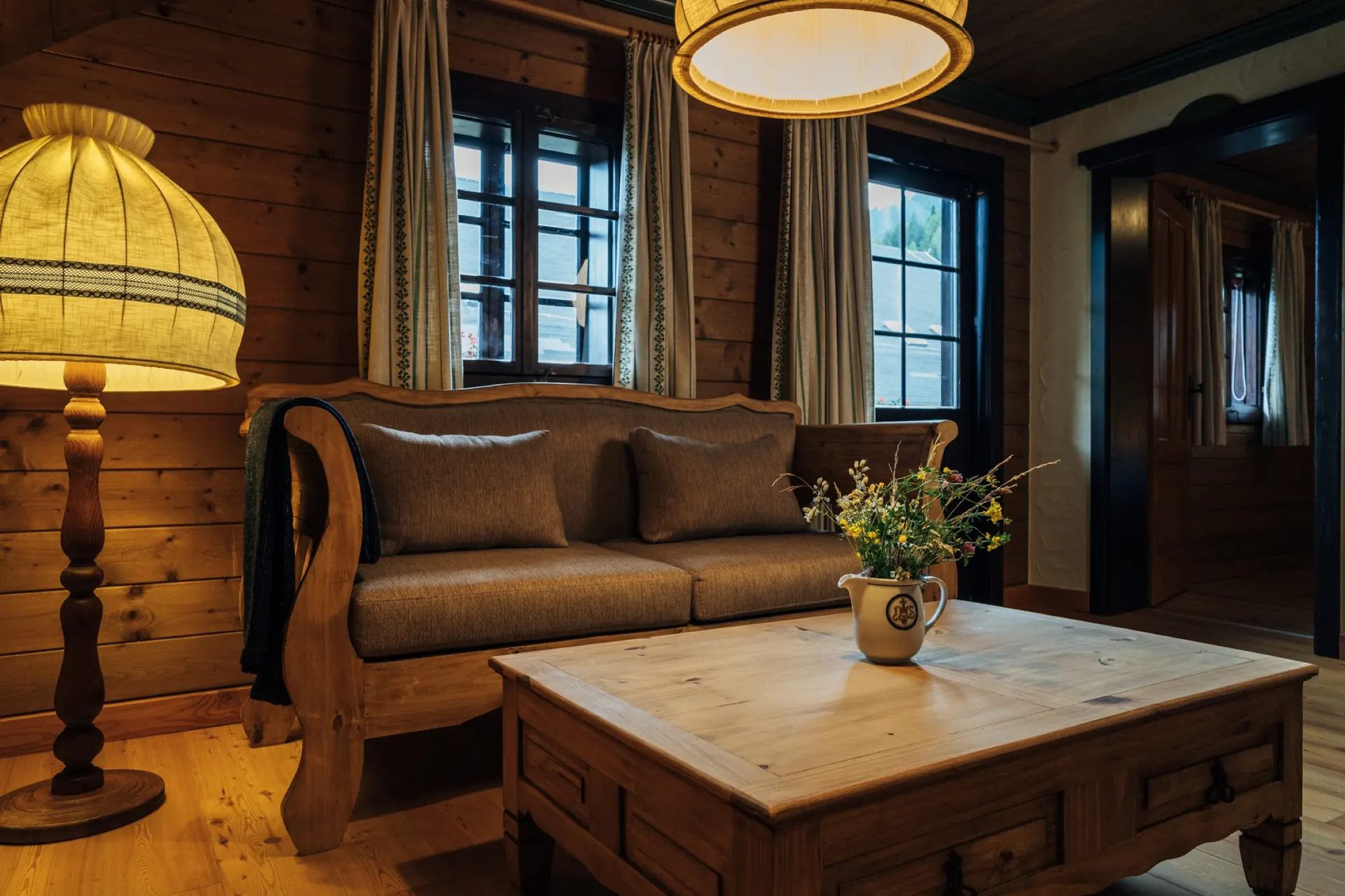 Sofa und Holztisch in der Stube, Lampe aus Stoff