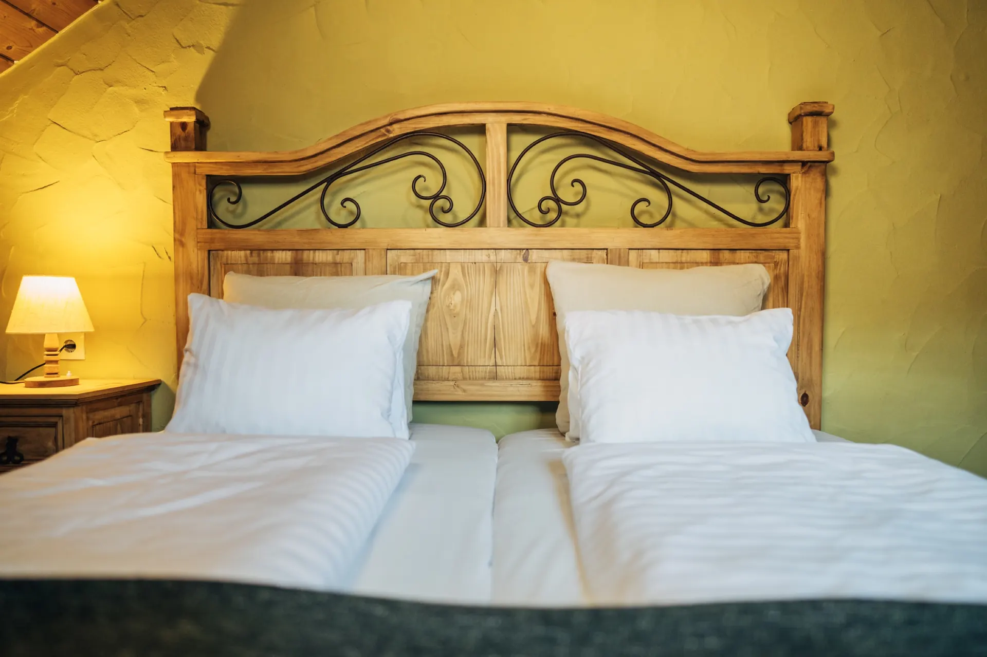 Doppelbett in der Kolmnock-Wohnung