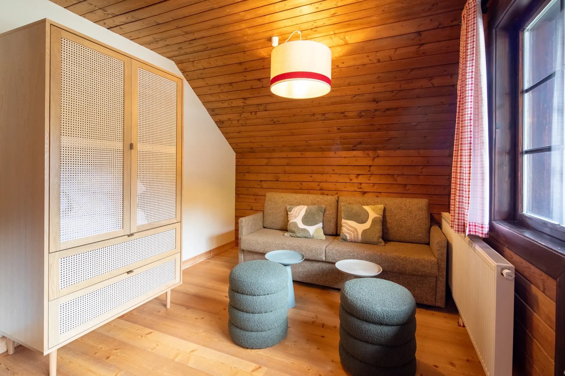 Stube der Rosennock-Wohnung mit Sofa und Schrank