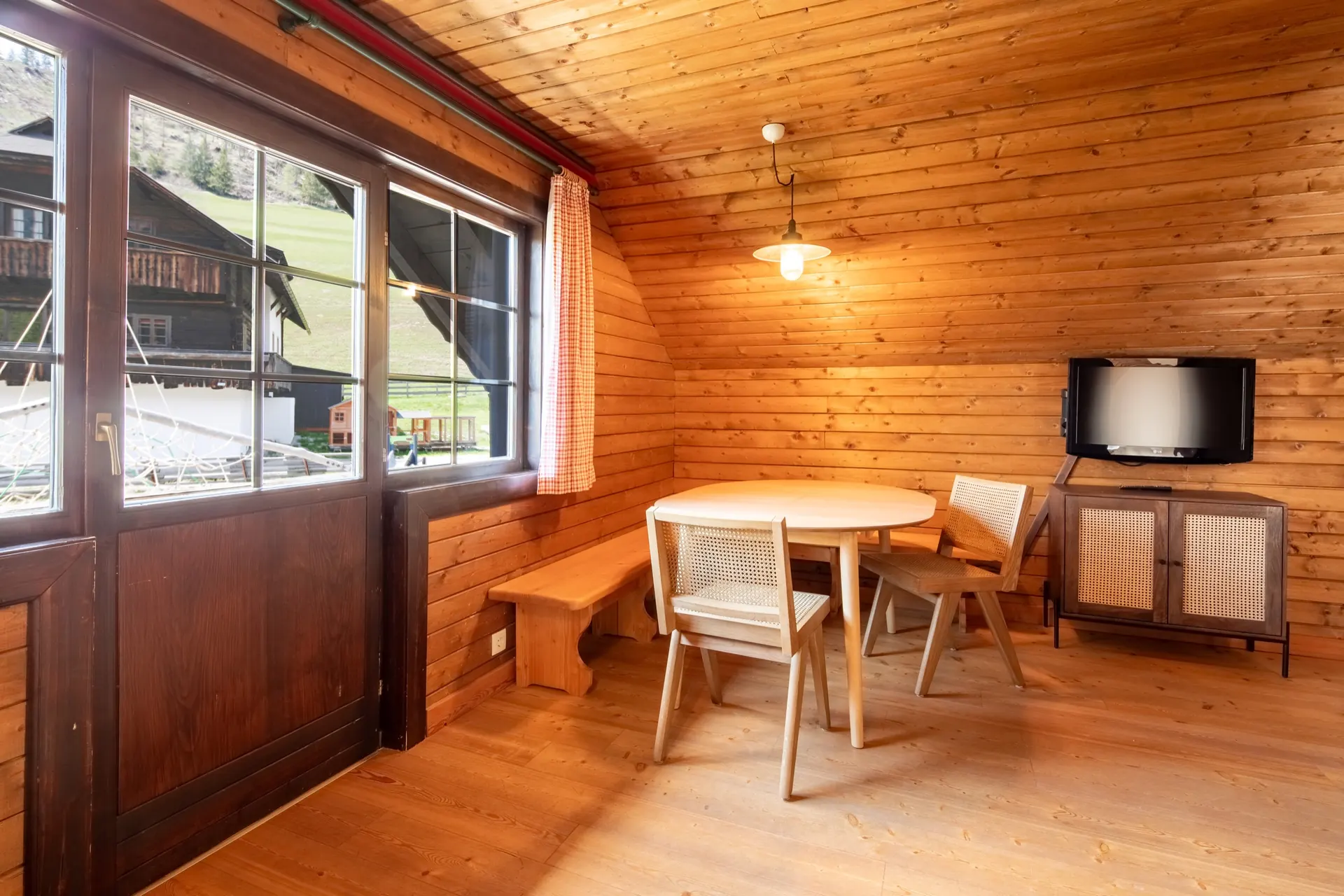 Esstisch am Fenster der Rosennock-Wohnung