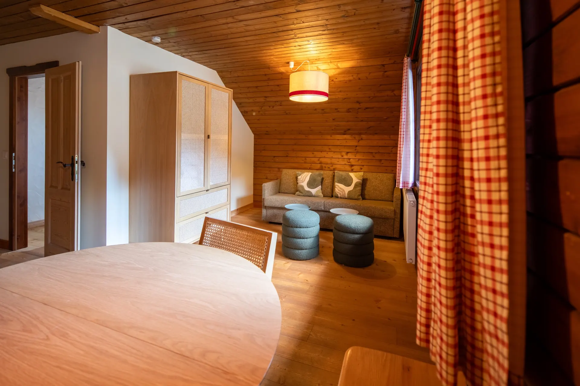 Esstisch und Sofa unter der Holzdecke