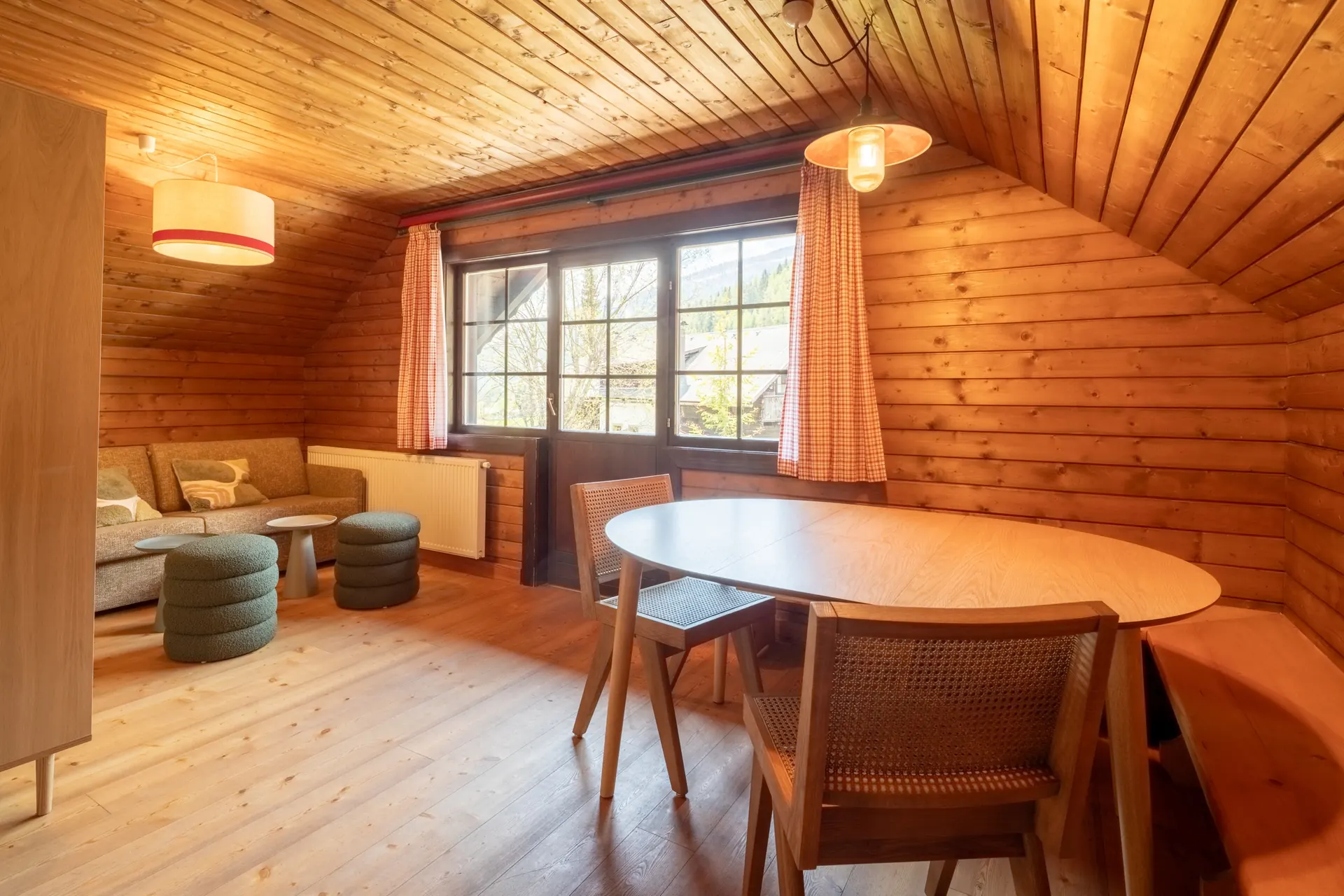 Rosennock-Stube mit Tisch und Sofa