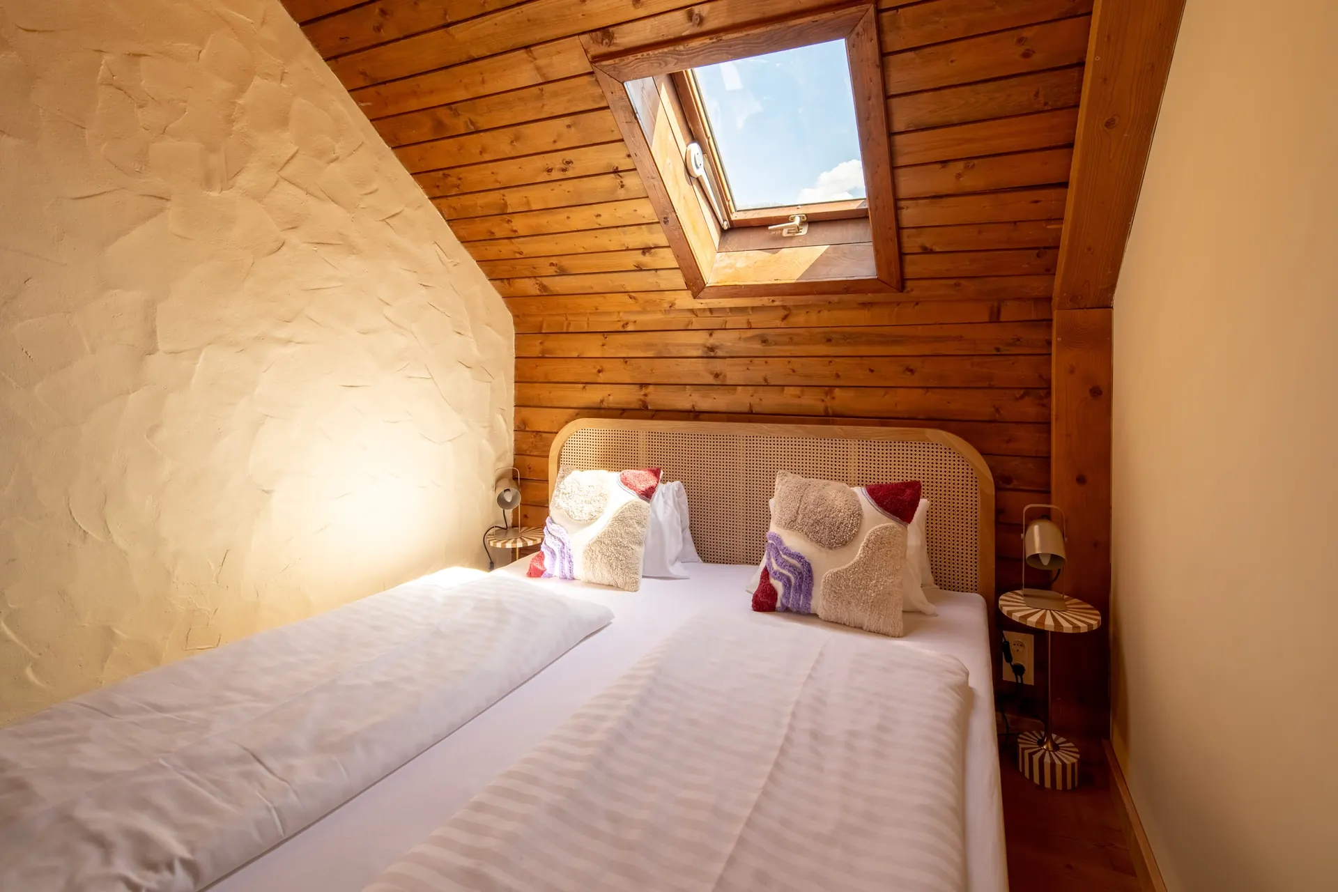 Schlafzimmer mit Doppelbett unter dem Dach