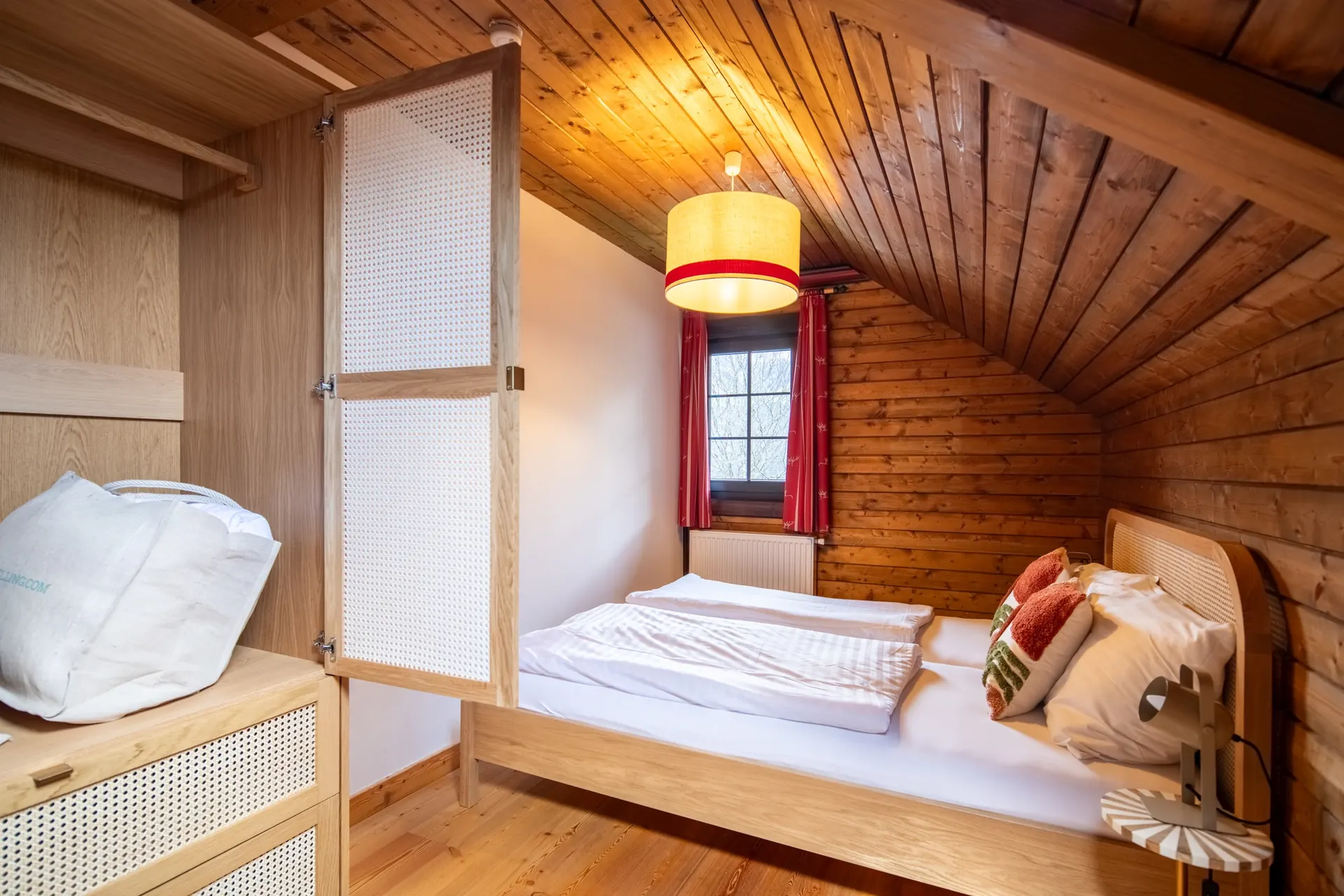 Schrankbett mit Kissen in der Stube