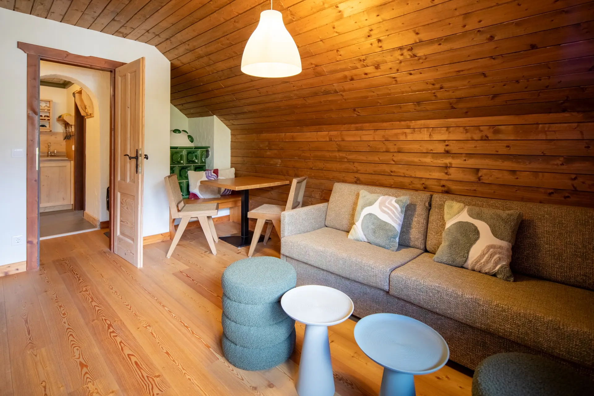 Mirnock-Stube mit Sofa und Hockern