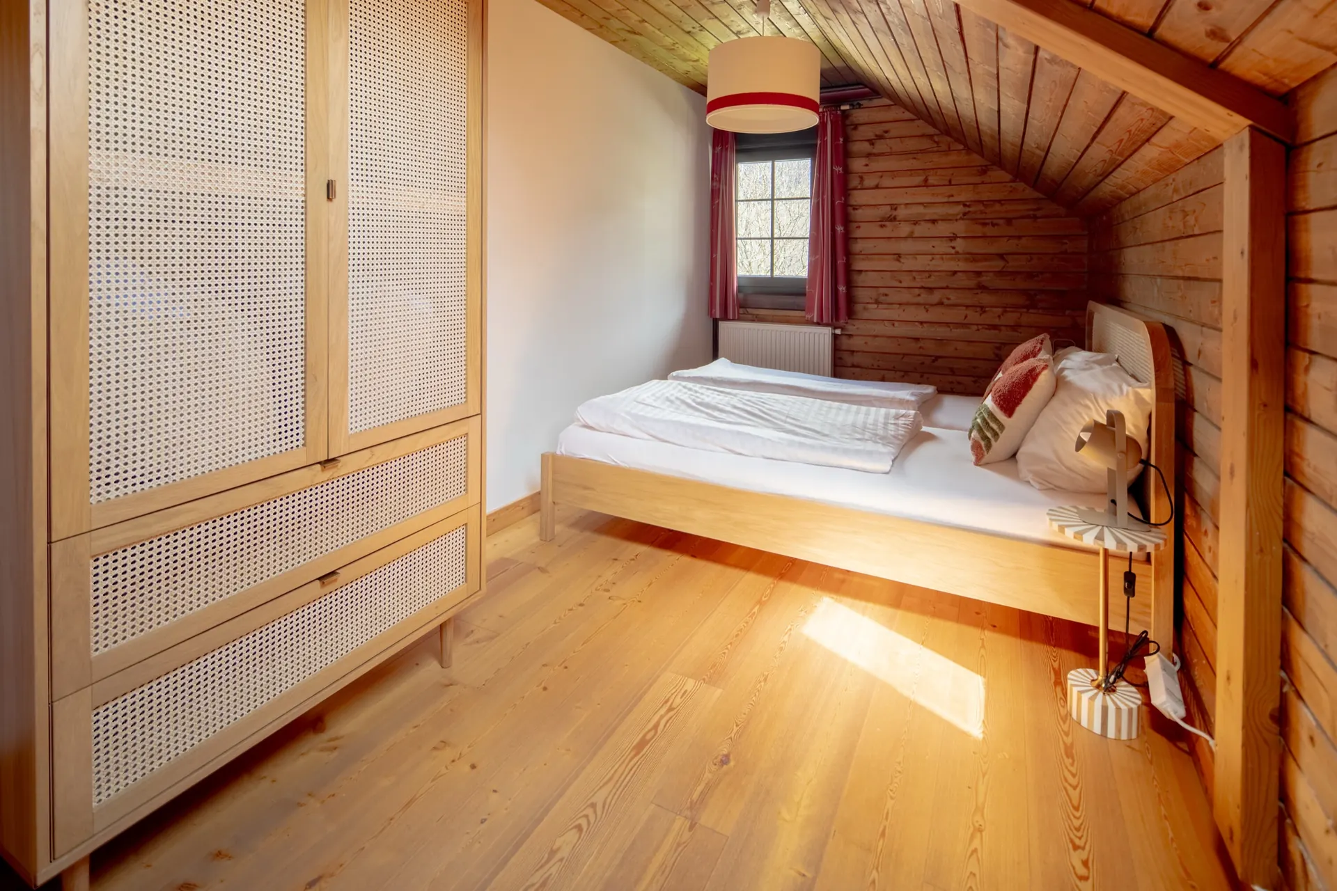 Schrank und Bett in der Stube