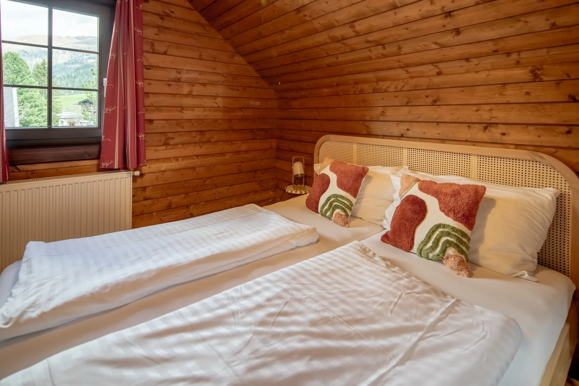 Schlafzimmer mit Fenster und Doppelbett