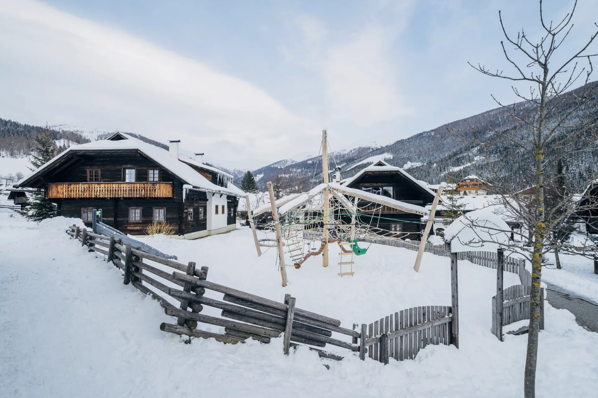 Verschneiter Spielplatz mit Kletterturm