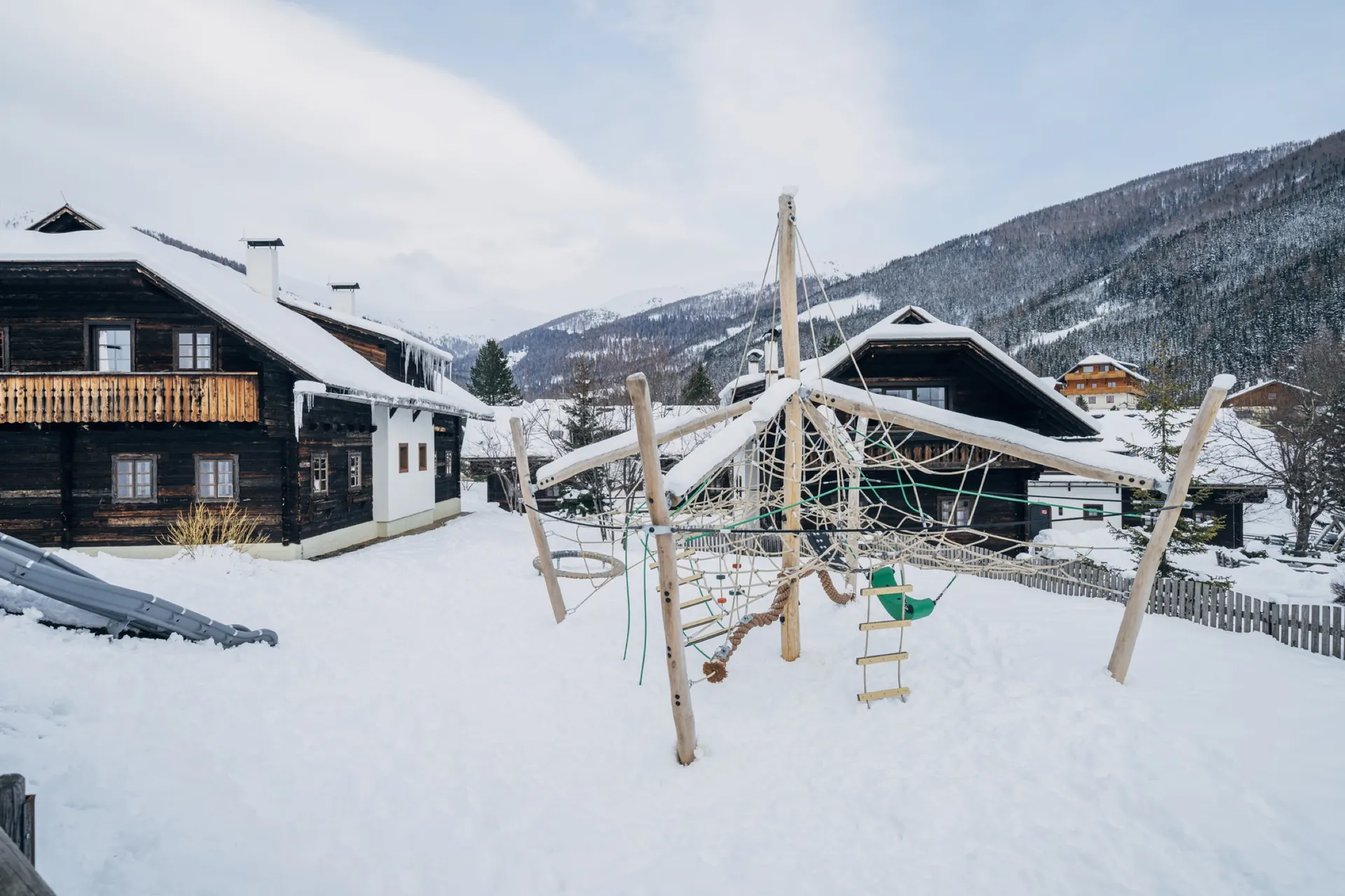 Kletterturm und Häuser im Schnee