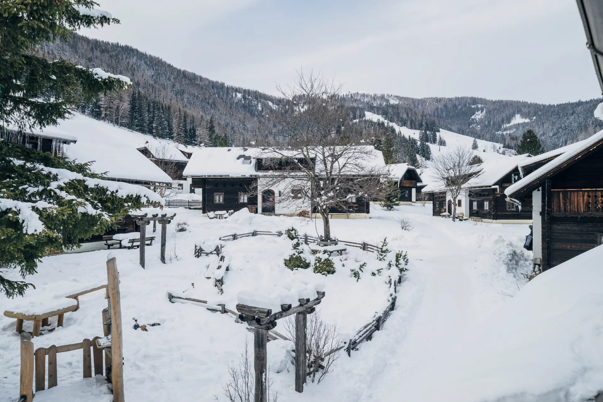 Verschneiter Weg zum Spielplatz zwischen den Häusern