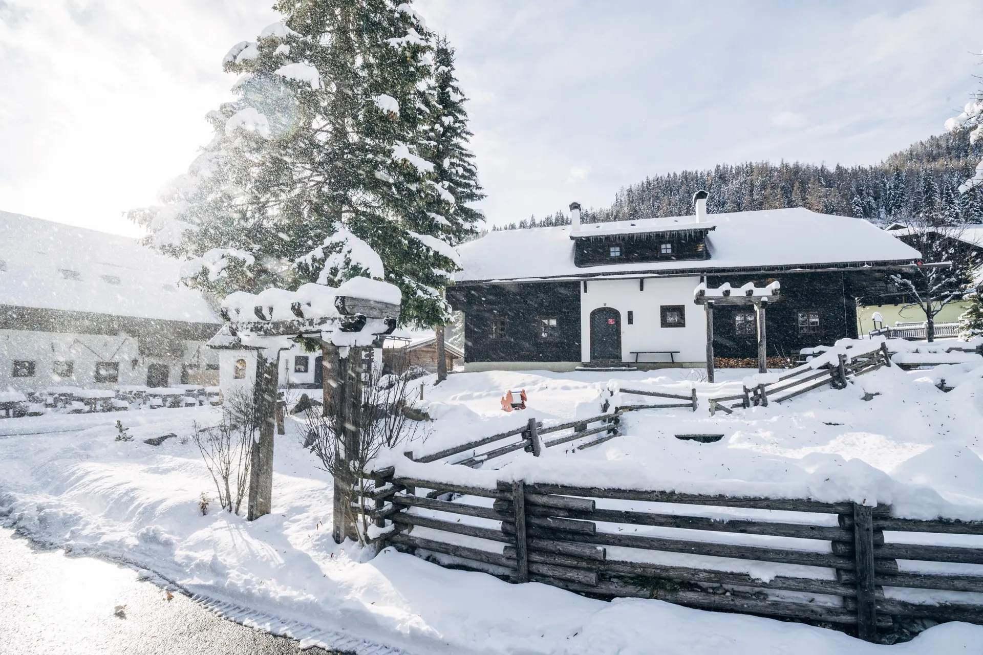 Zaun und Häuser im Schnee