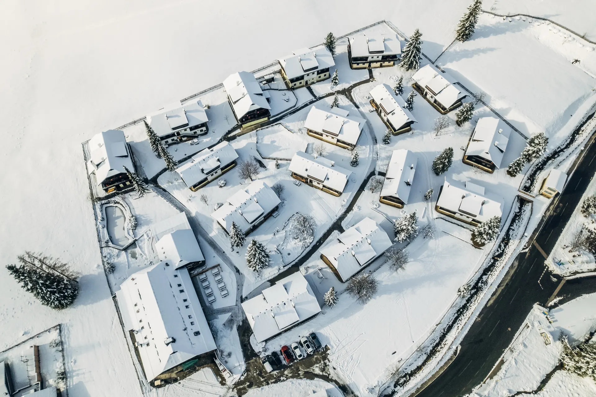 Das Dorf im Schnee von oben