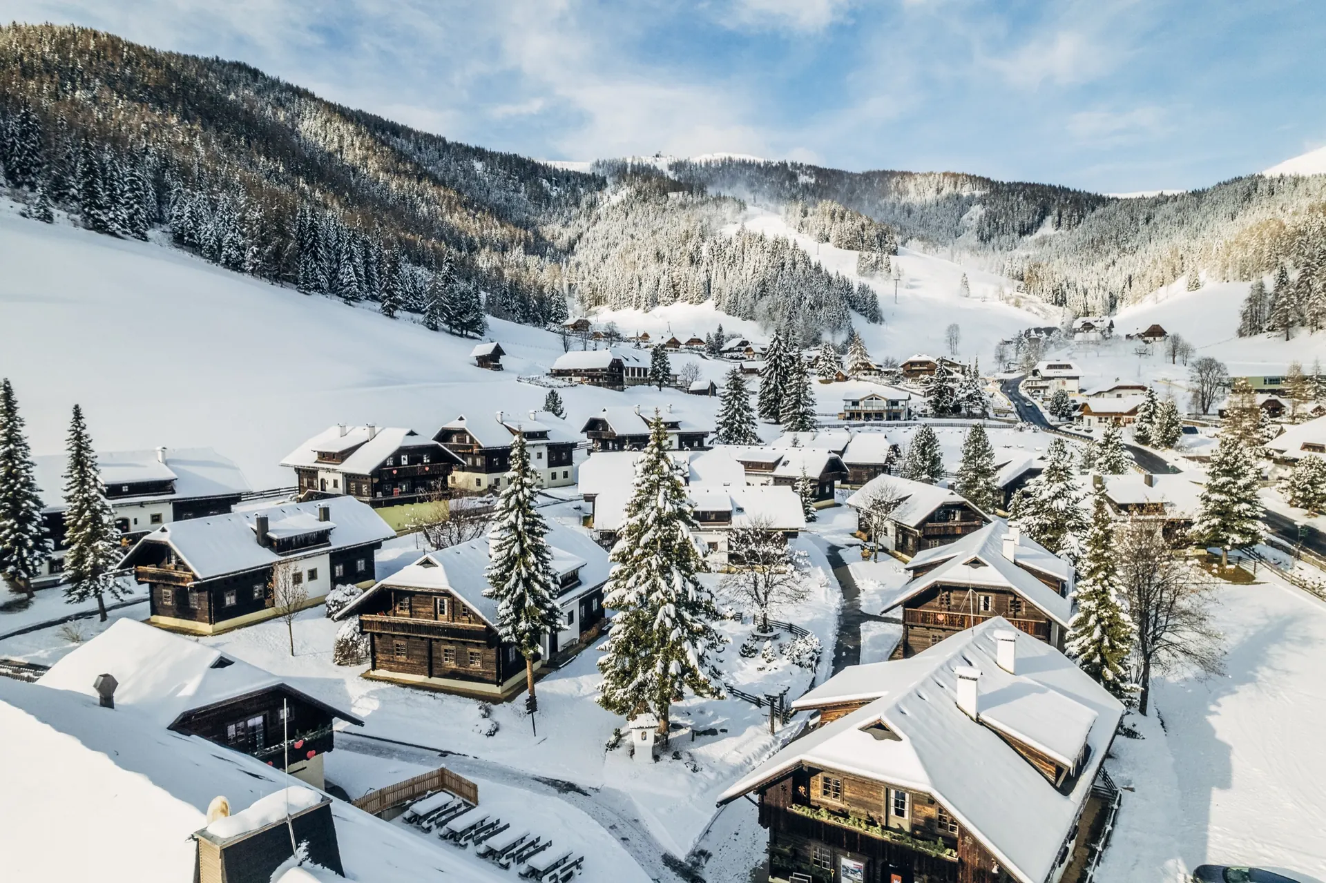 Holzhäuser im Schnee von oben