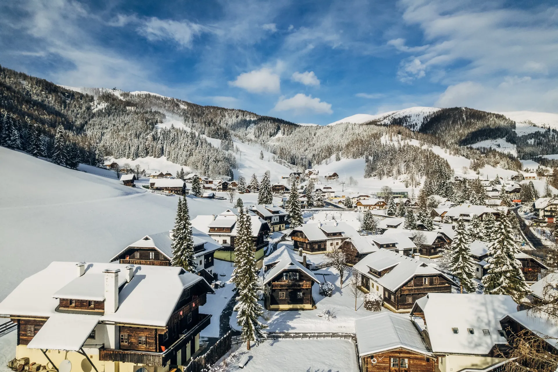 Verschneite Häuser mit Bergen