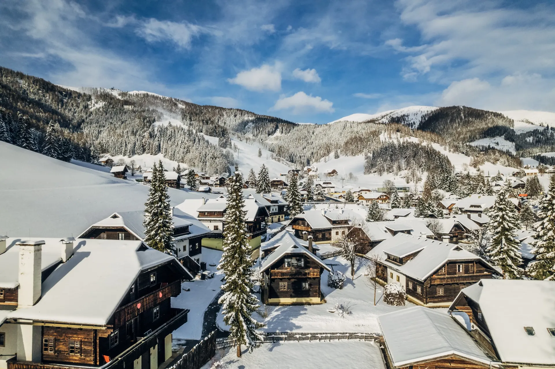 Winterdorf mit Fichten
