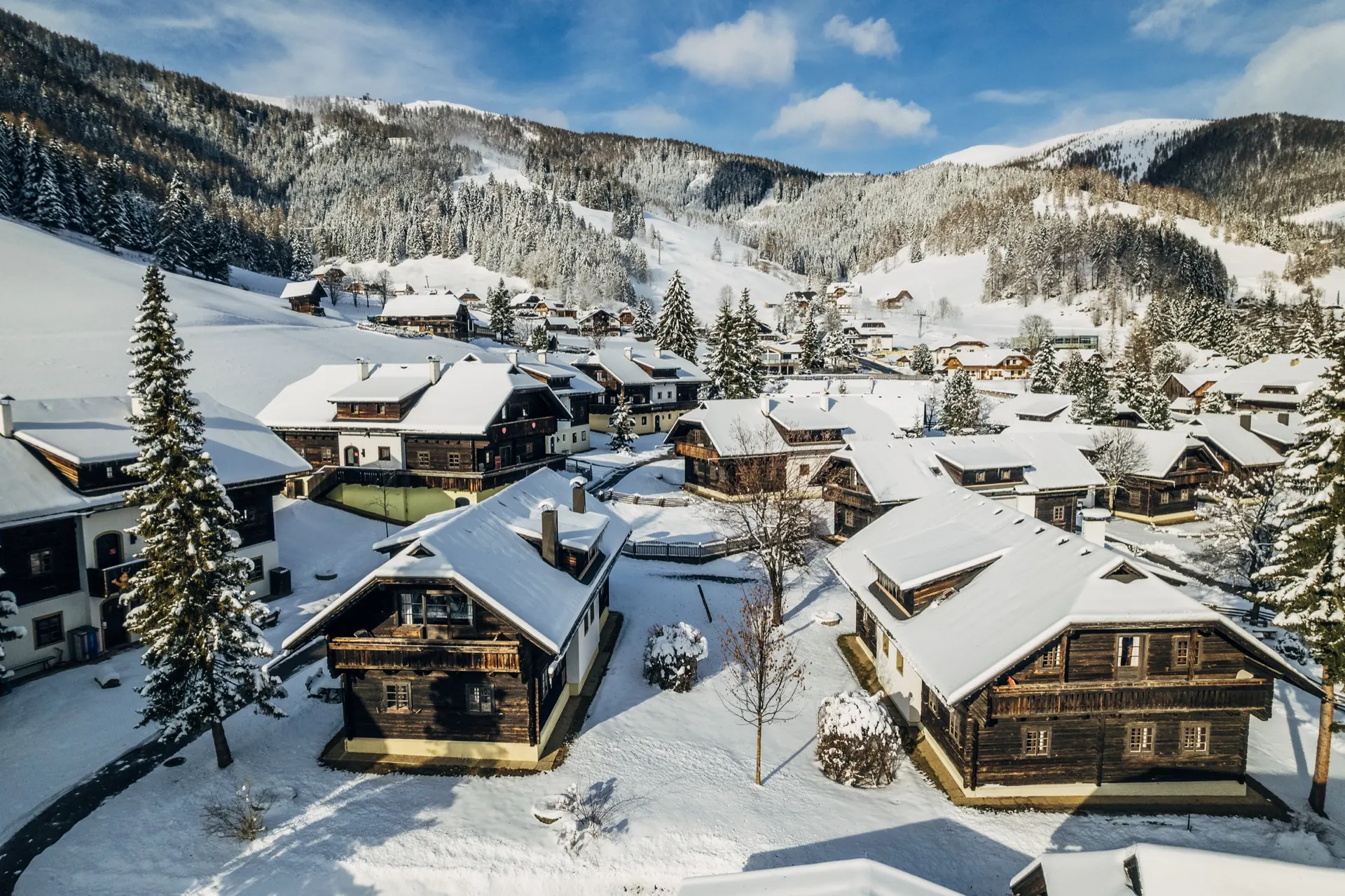 Holzhäuser im Schnee, Blick ins Tal