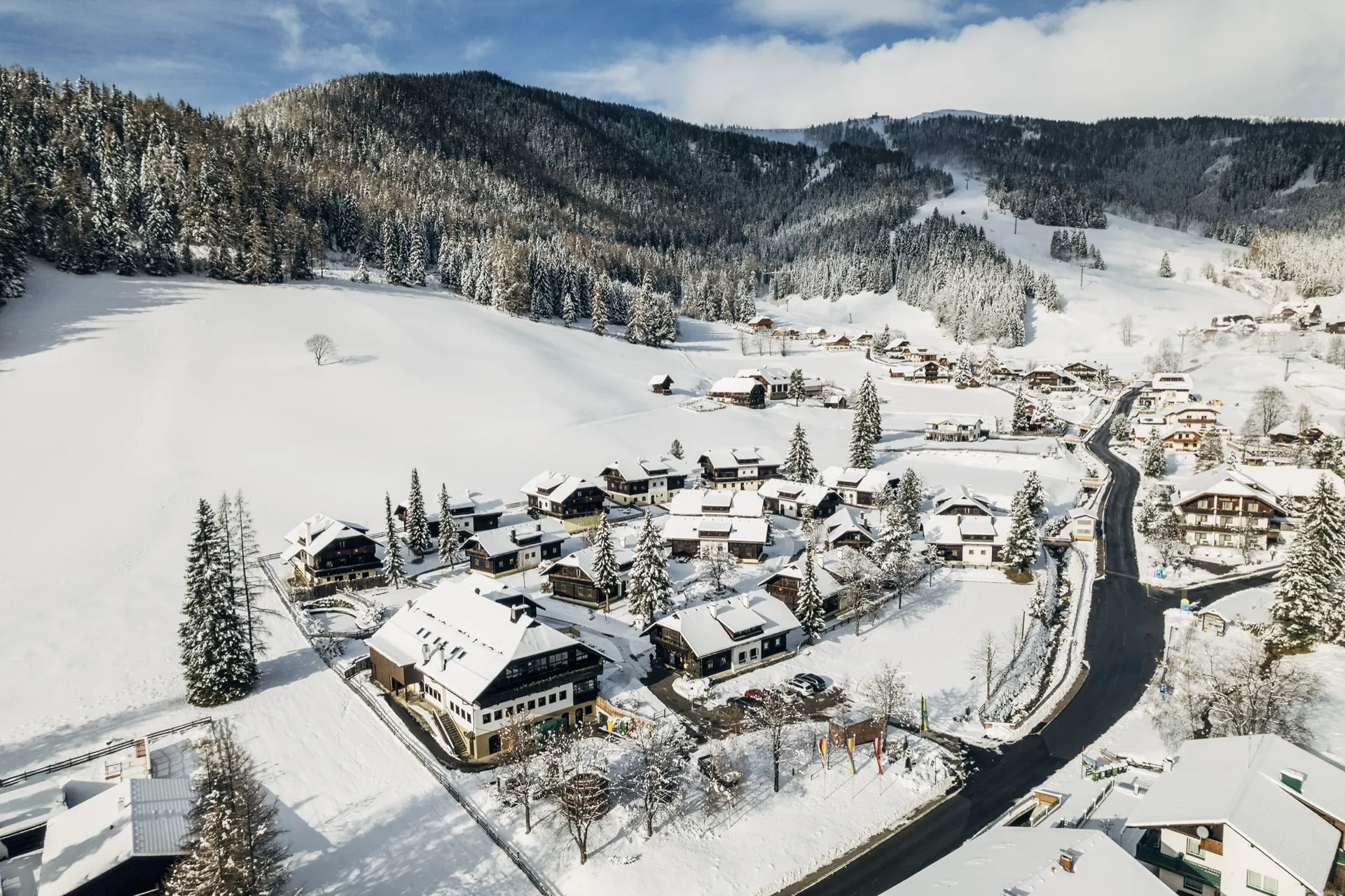 Kirchleitn im Winter mit Straße von oben