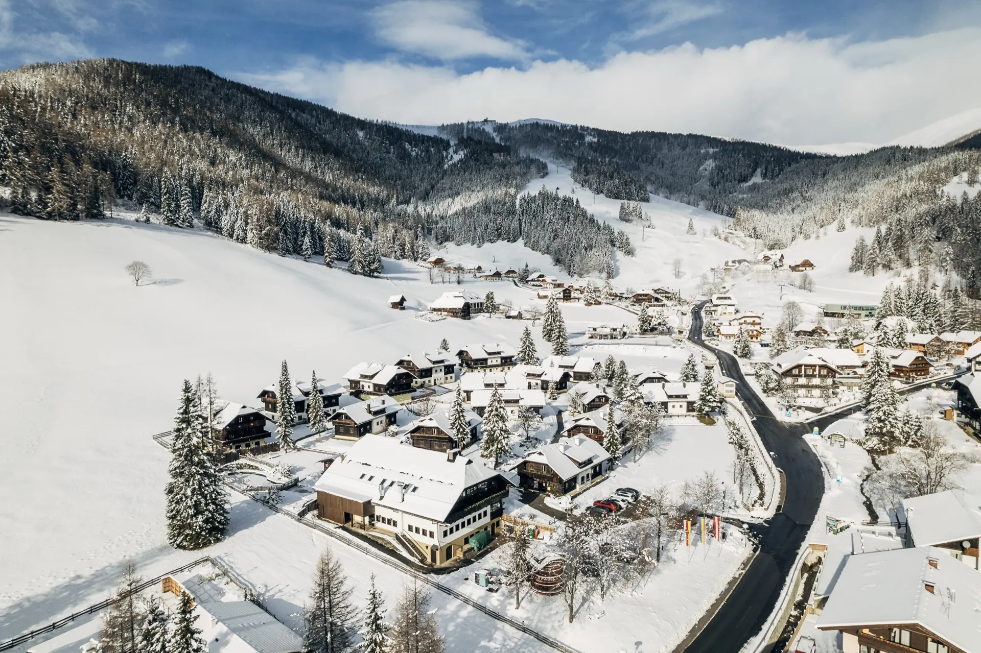 Verschneites Dorf von oben