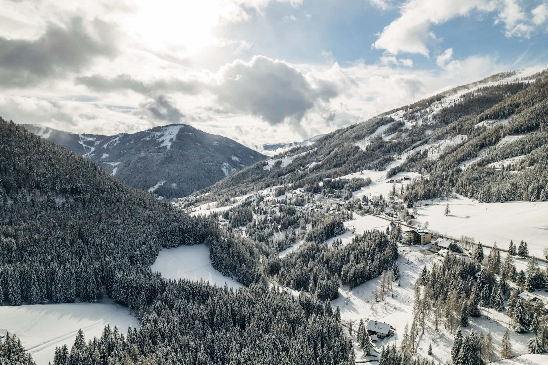 Verschneite Nockberge mit Wolken