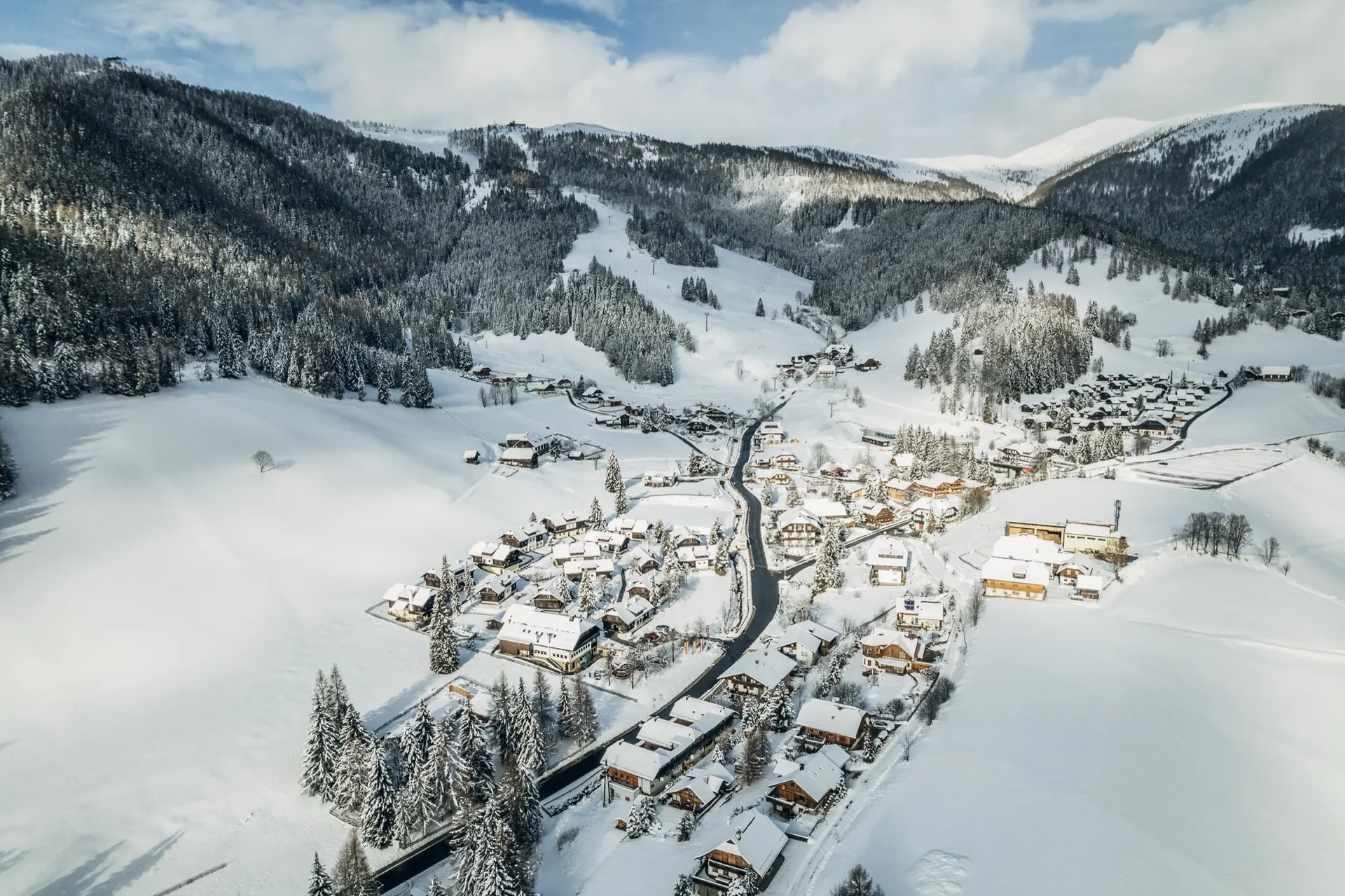 St. Oswald im Schnee von oben
