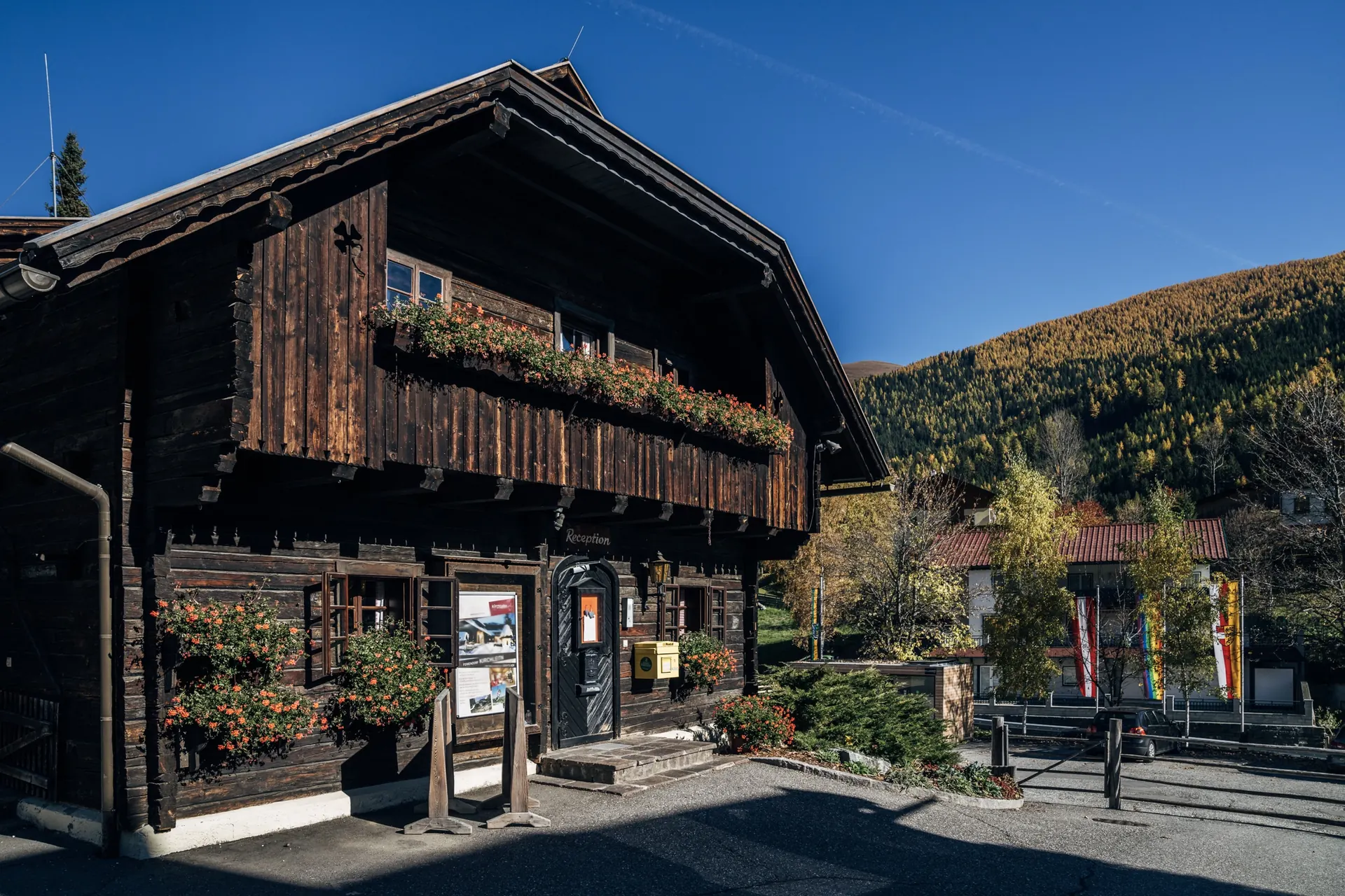 Bauernwirt und Greisslerei vom Weg aus