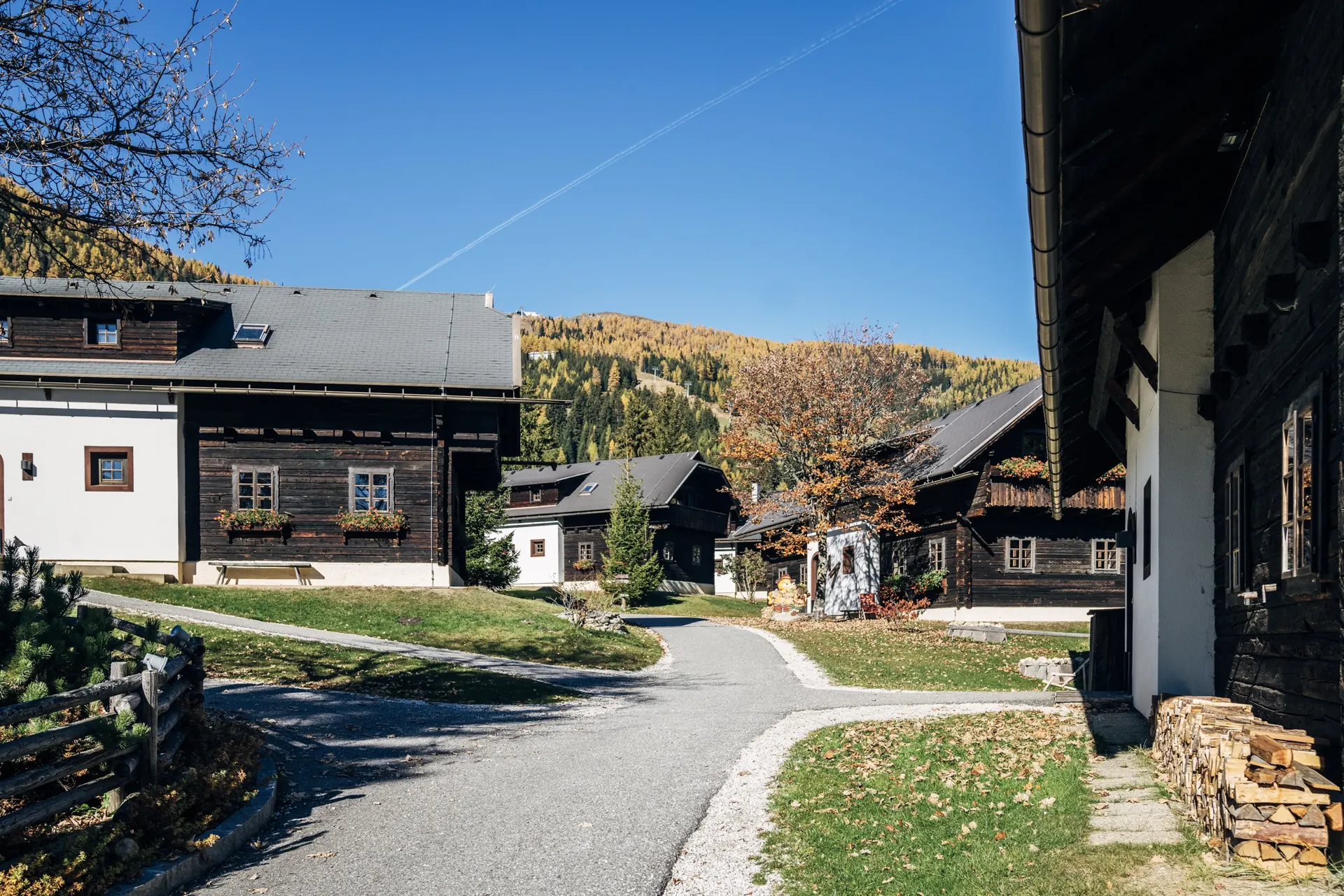 Häuser am Weg im Herbst