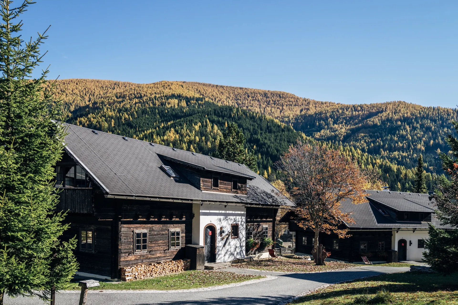 Weg zwischen zwei Holzhäusern