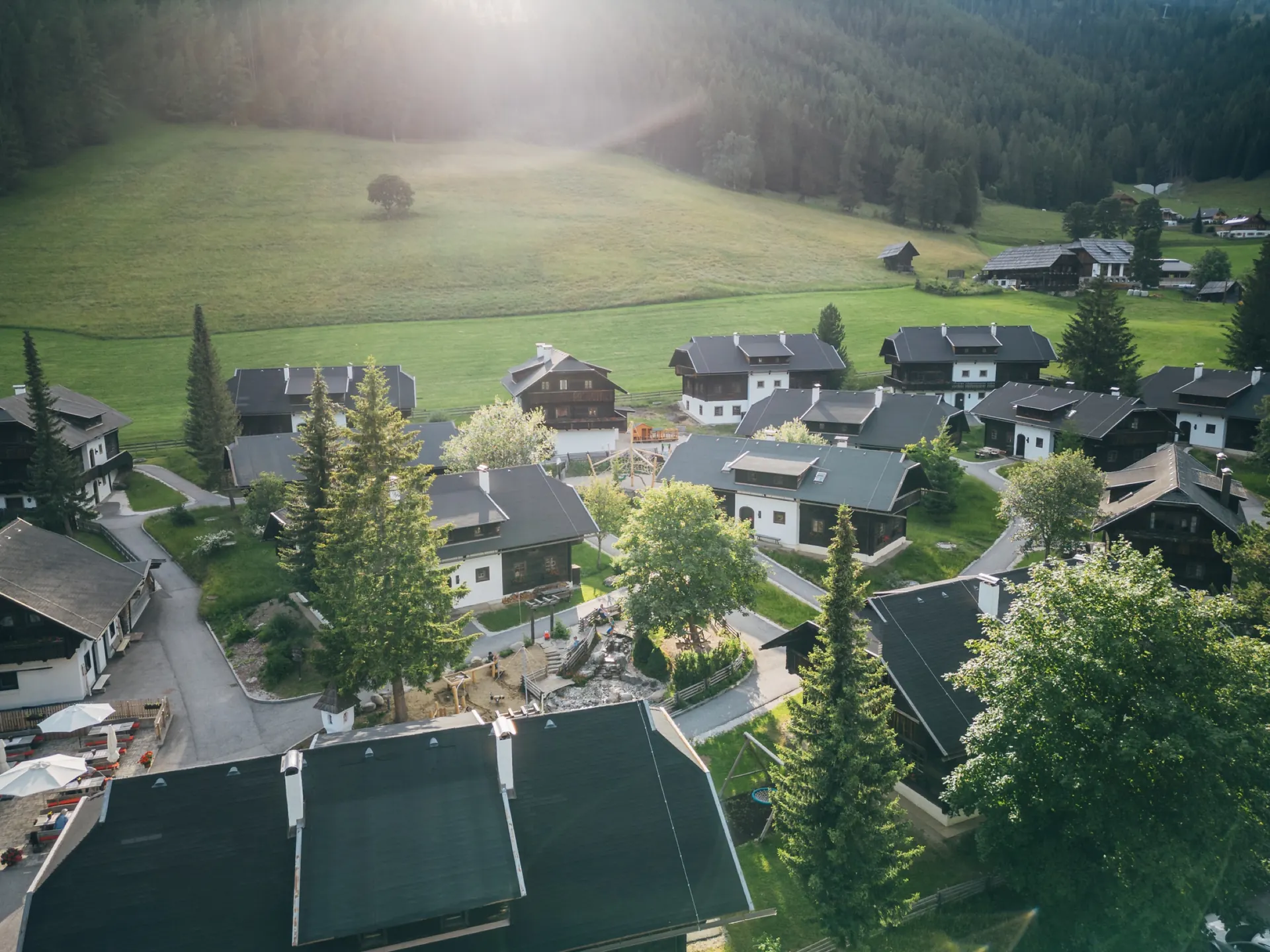 Häuser und Dächer im Sommer von oben