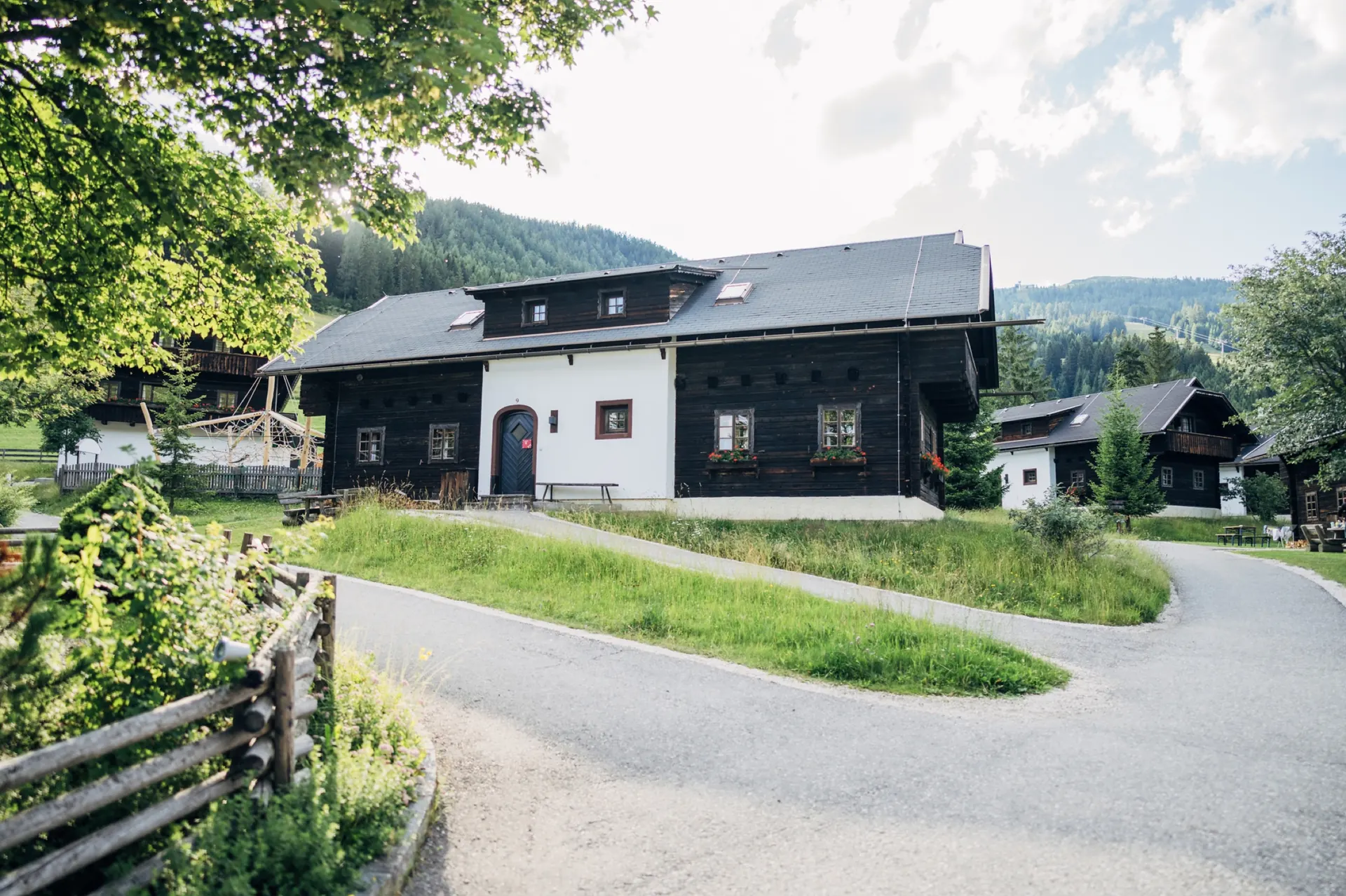 Weg zu den Häusern im Sommer