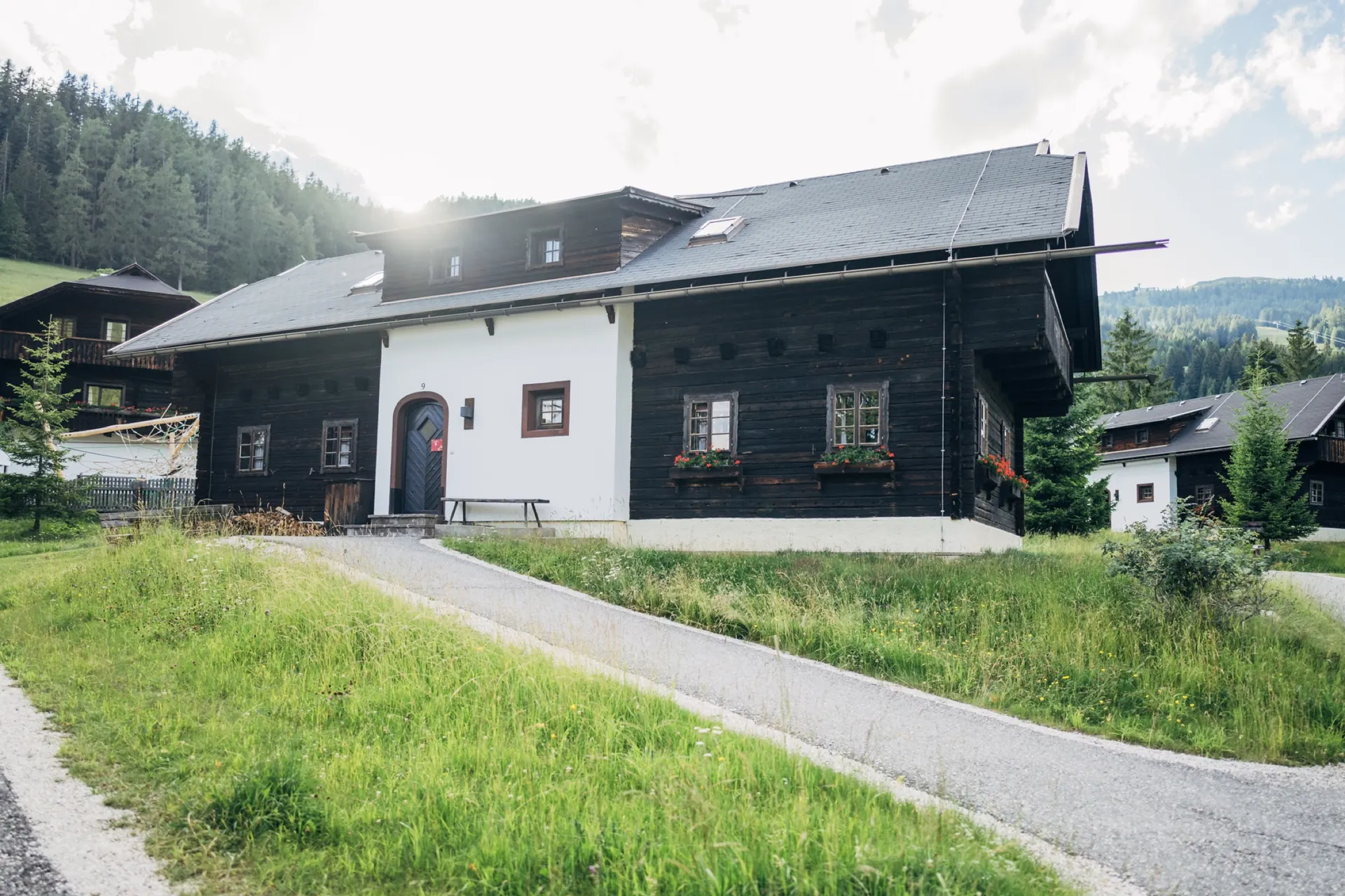 Holzhaus mit Wiese und Weg