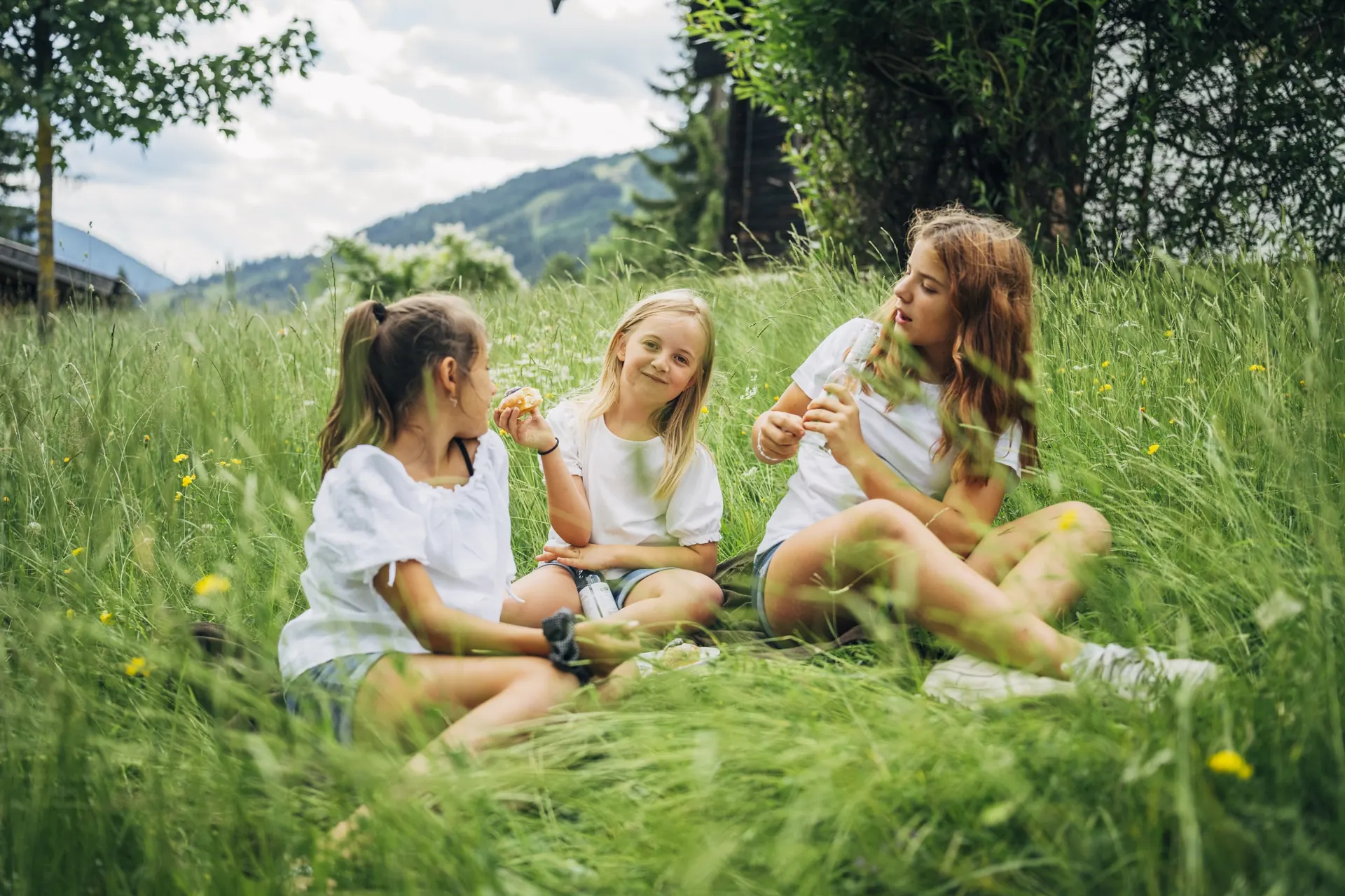 Mädchen sitzen in der Wiese