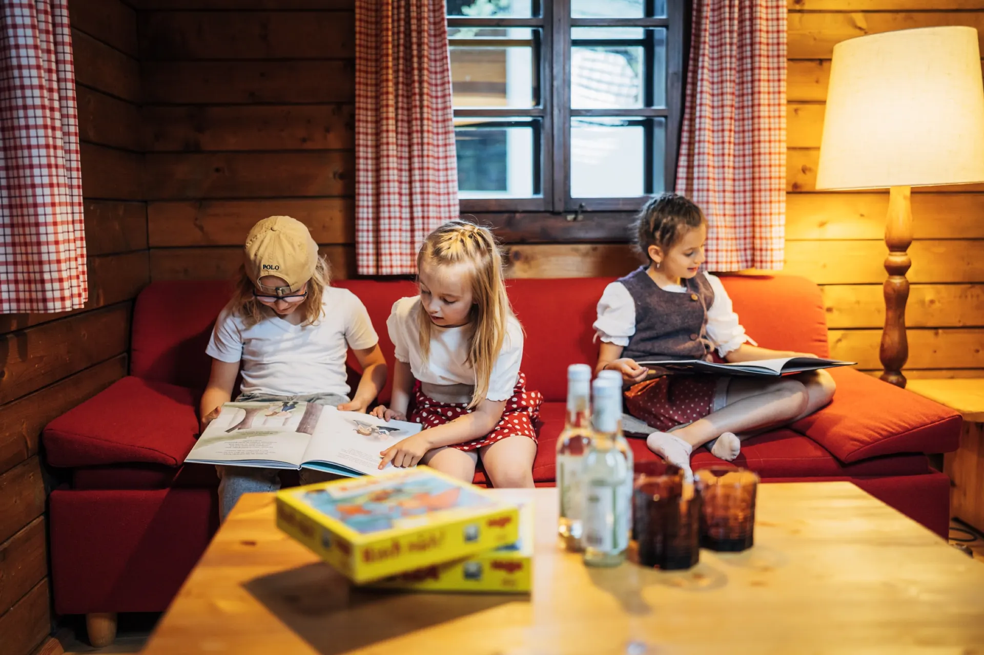 Kinder spielen am Abend in der Stube