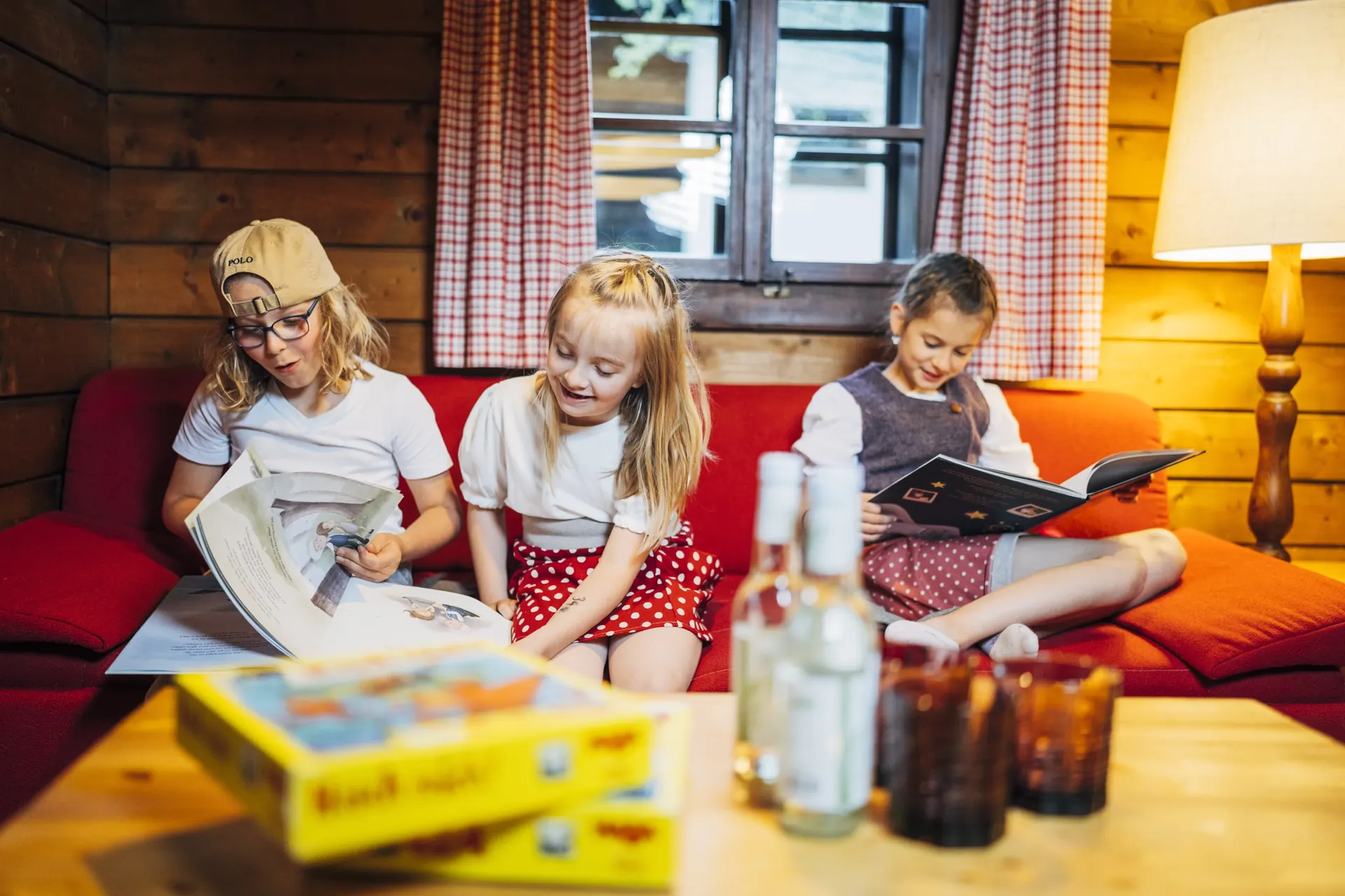 Kinder mit Spiel auf dem Sofa