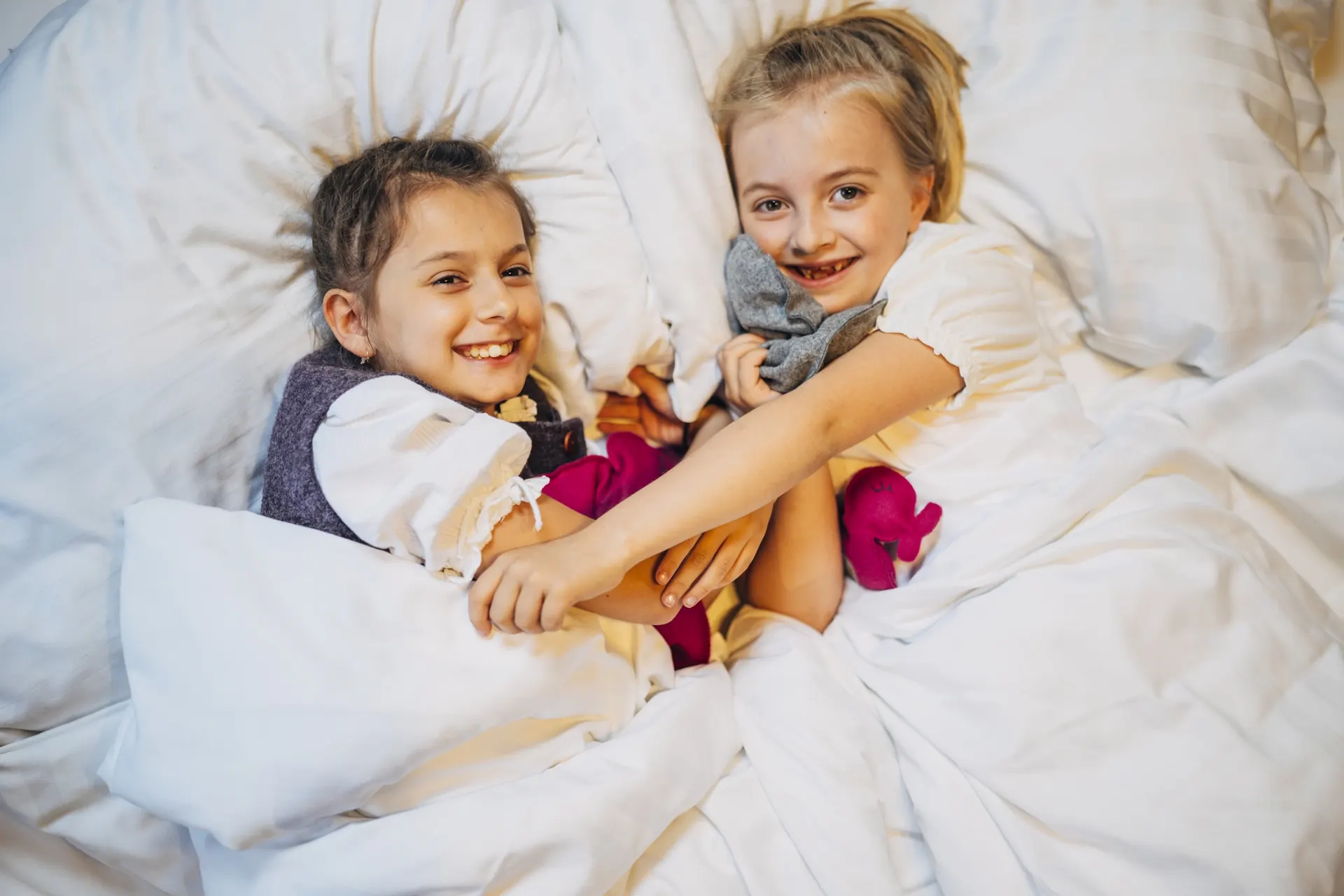 Zwei Kinder im Bett