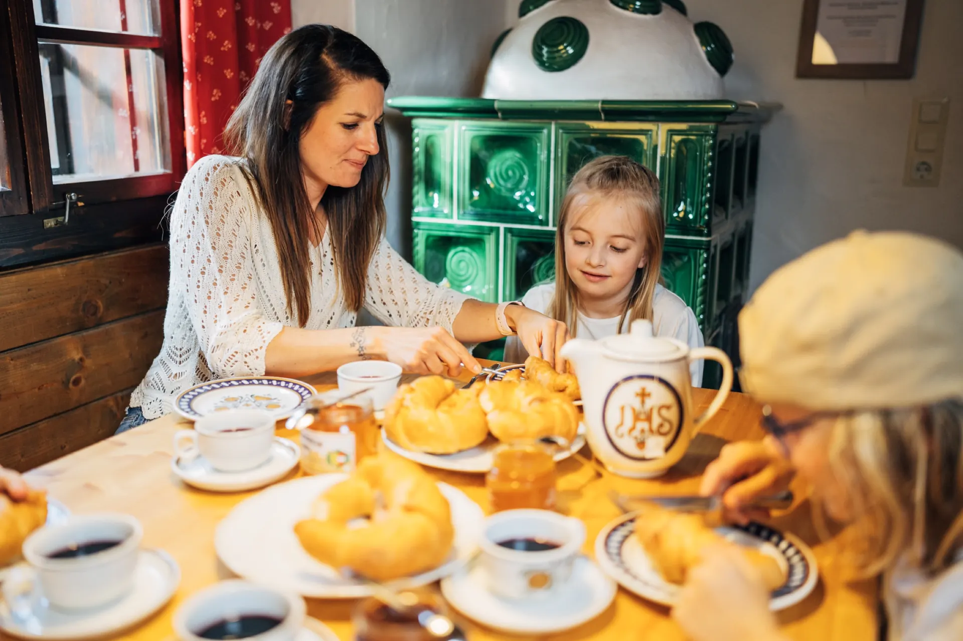 Frühstück am Kachelofen