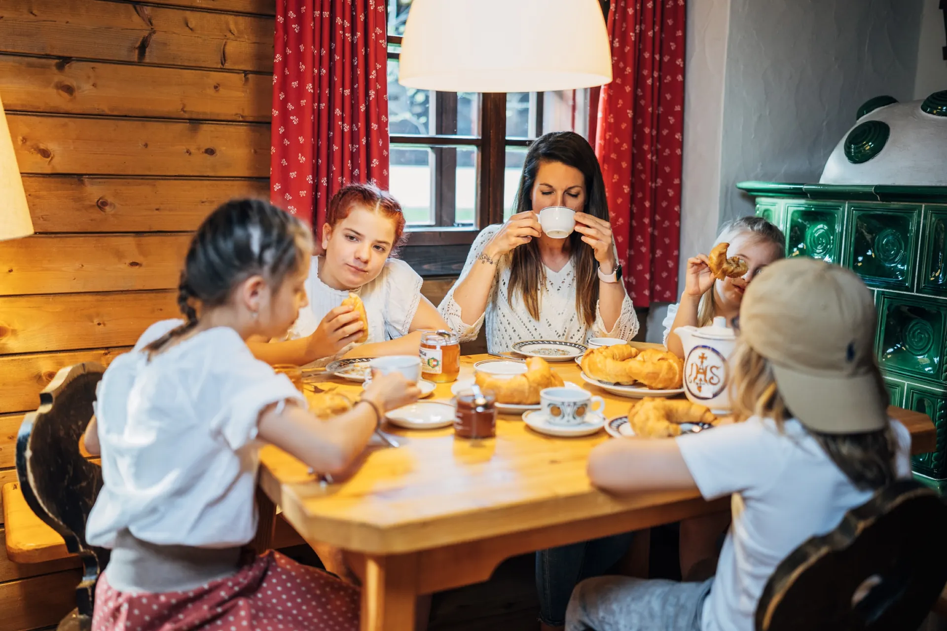 Familie am Frühstückstisch