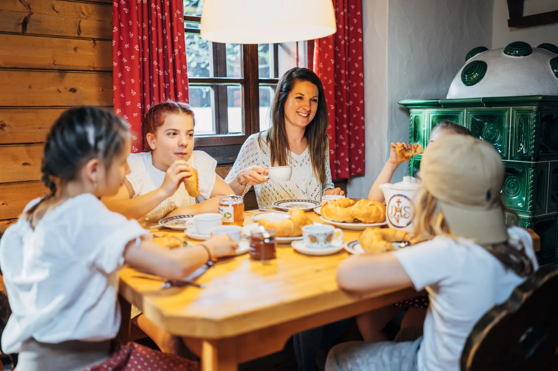 Frühstück mit Kipferl in der Stube