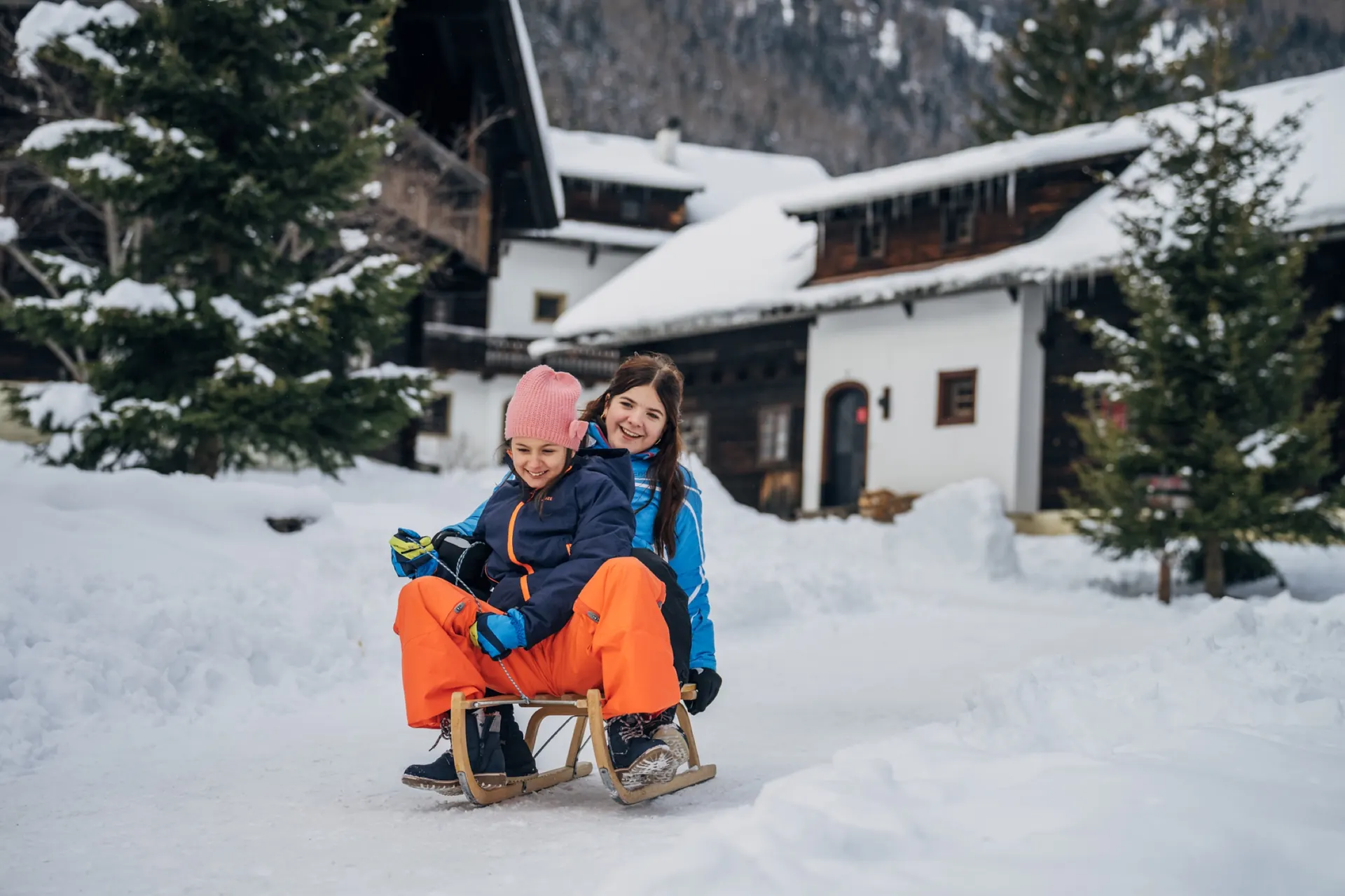 Zwei Kinder auf dem Schlitten