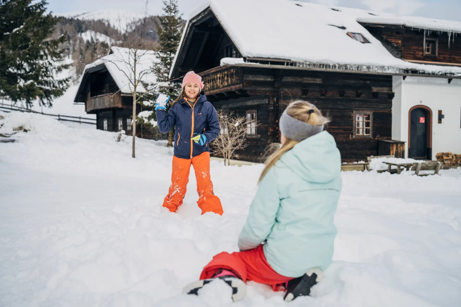Mutter und Kind im Schnee