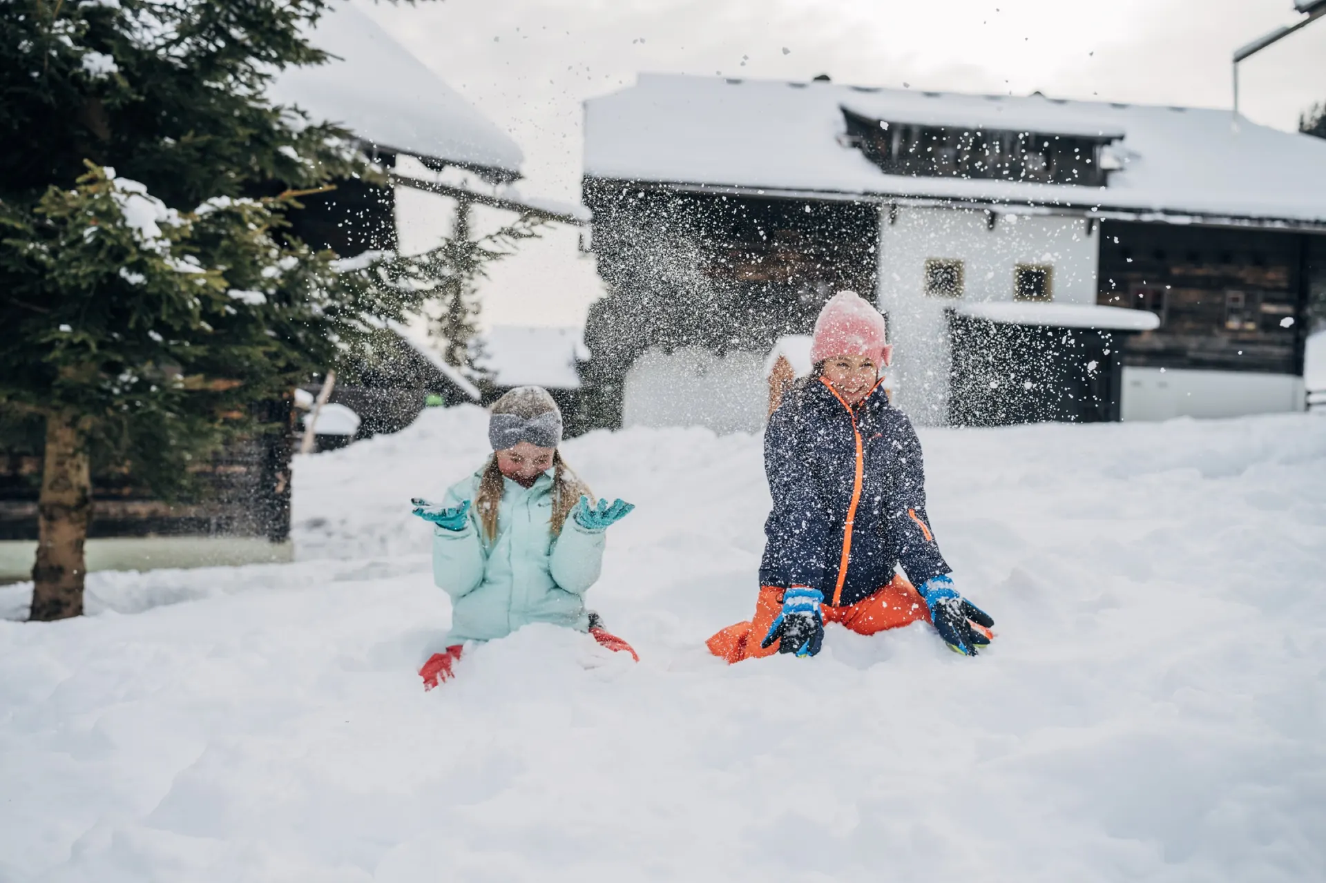 Kinder werfen Schnee