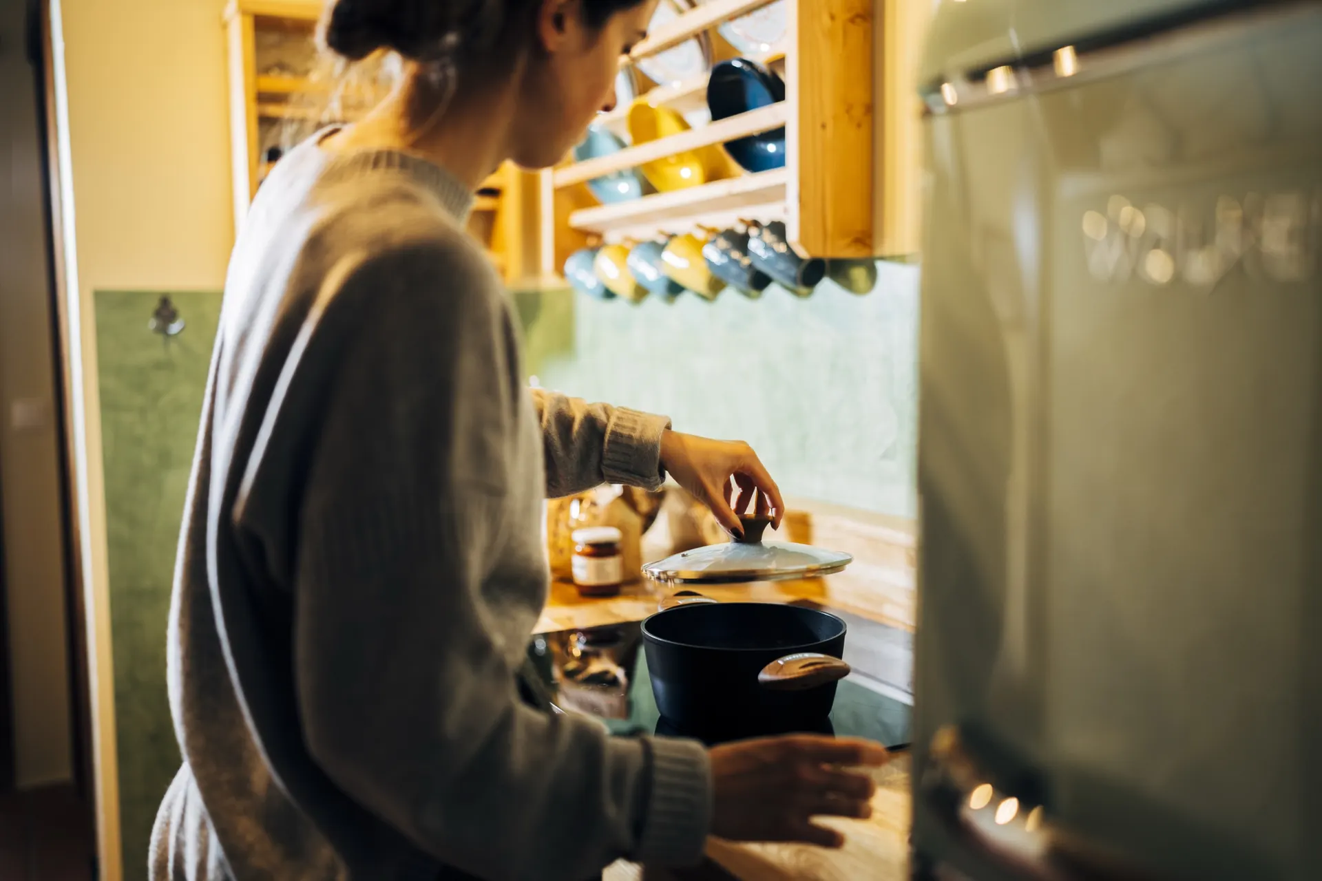 Gast kocht in der Küche der Wohnung
